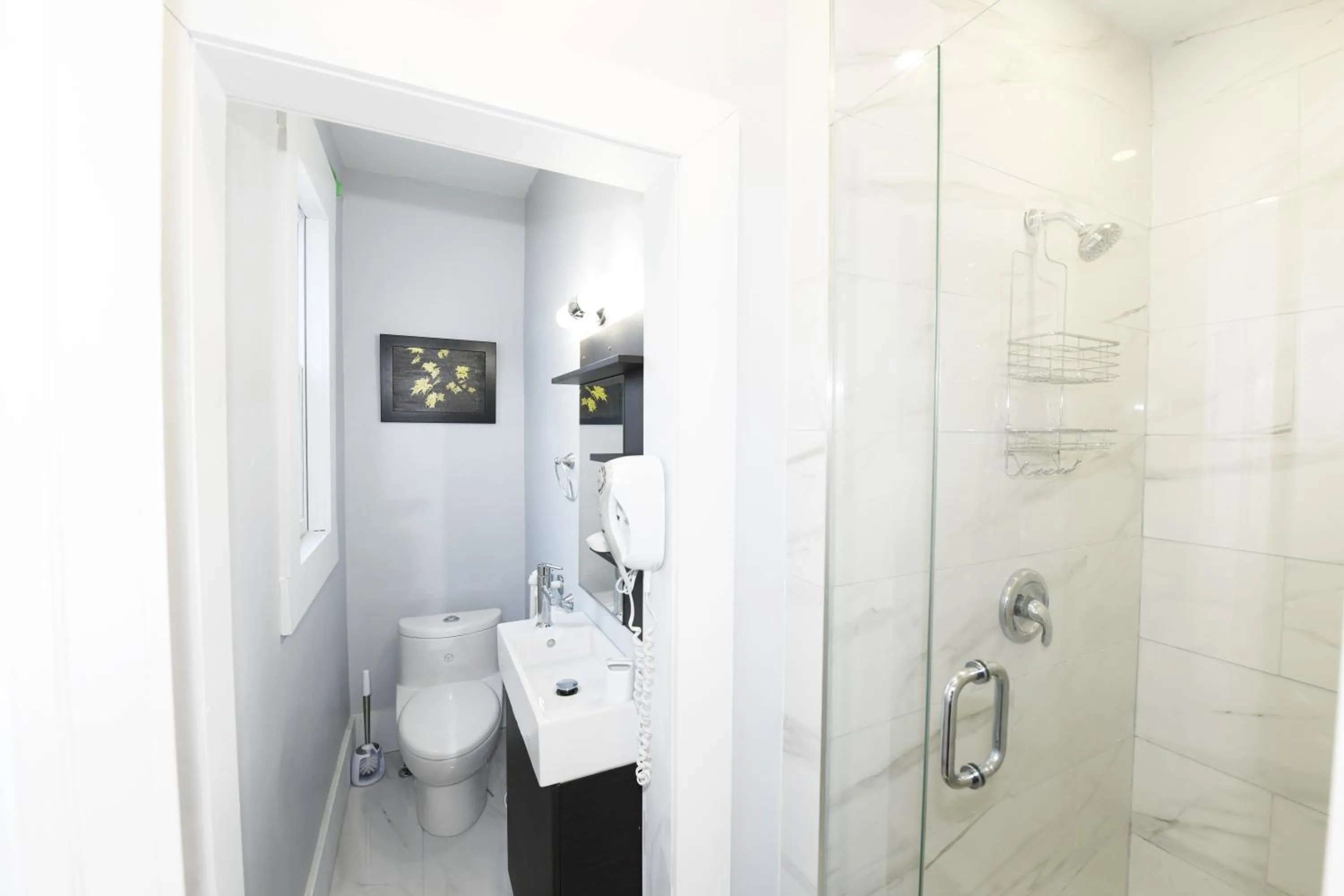 Shower in Serene Niagara Inn