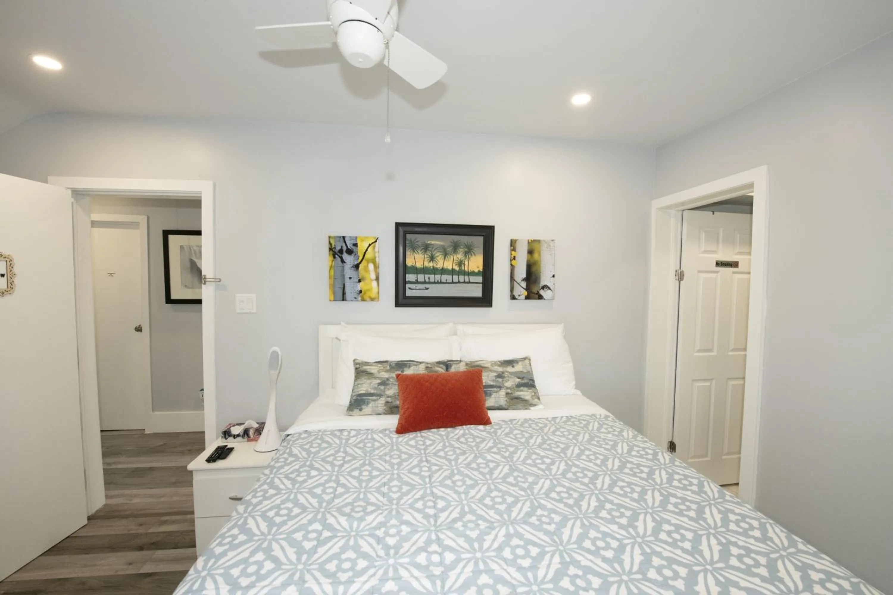 Bedroom, Bed in Serene Niagara Inn