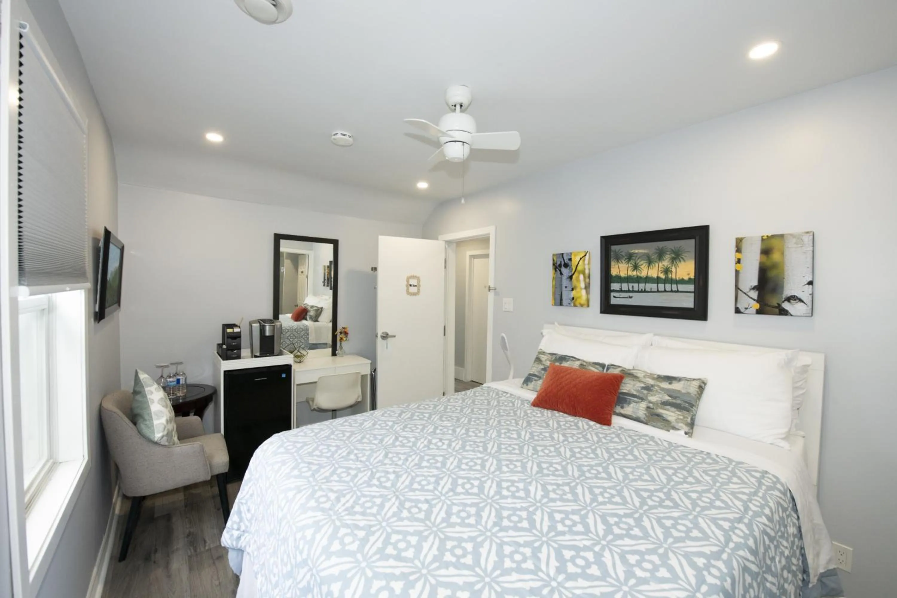 View (from property/room), Bed in Serene Niagara Inn