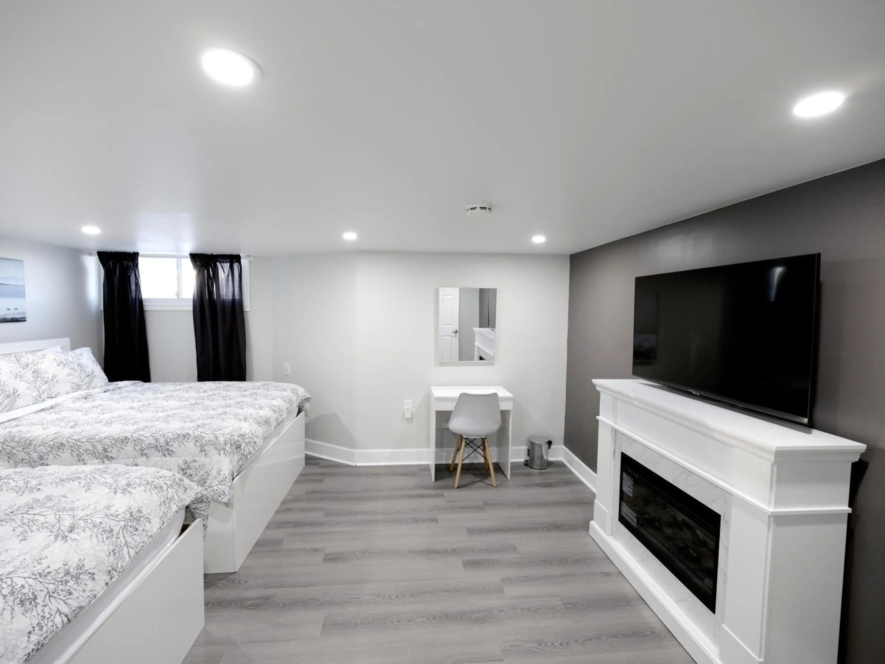 Bedroom, Bed in Serene Niagara Inn