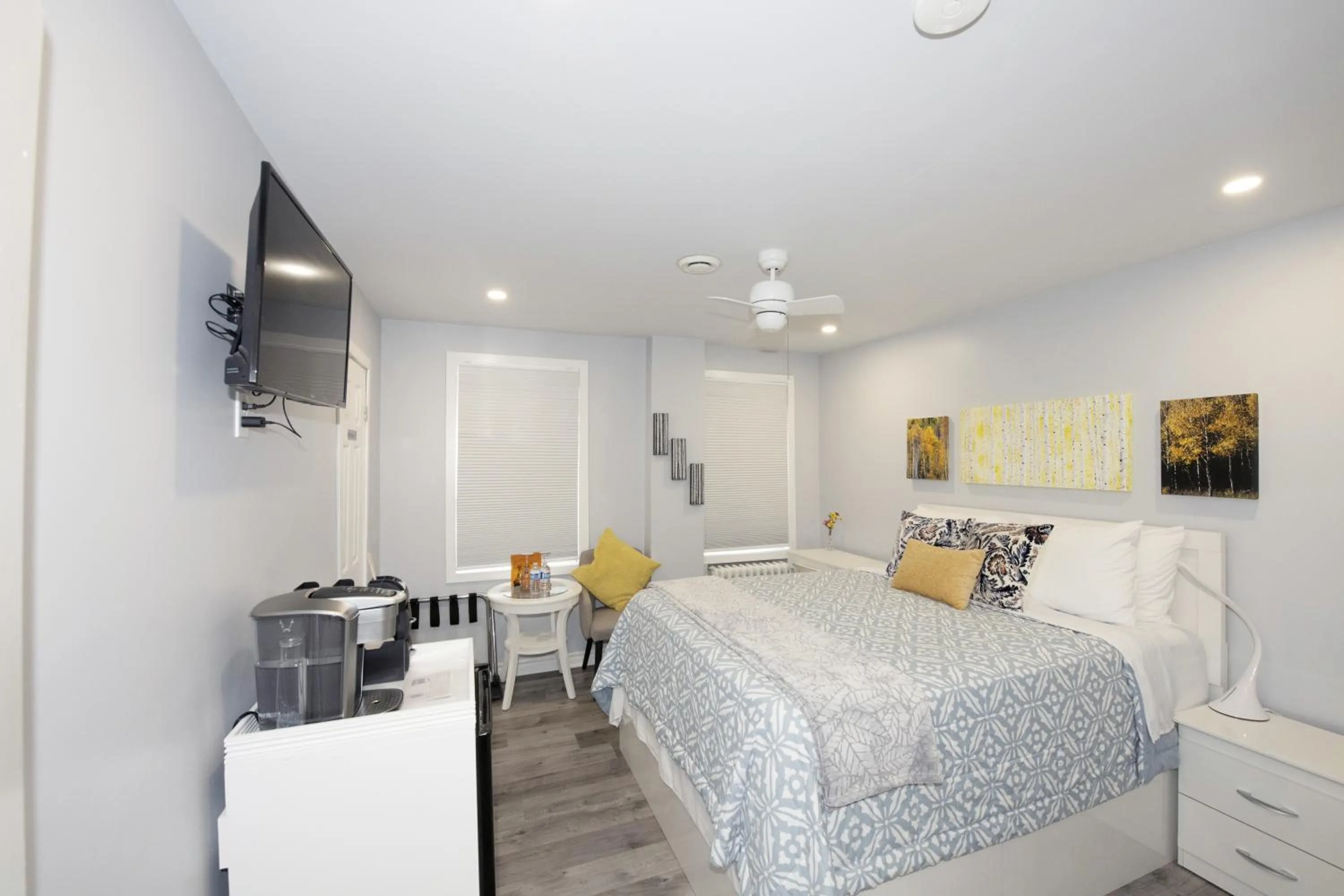 Photo of the whole room, Bed in Serene Niagara Inn