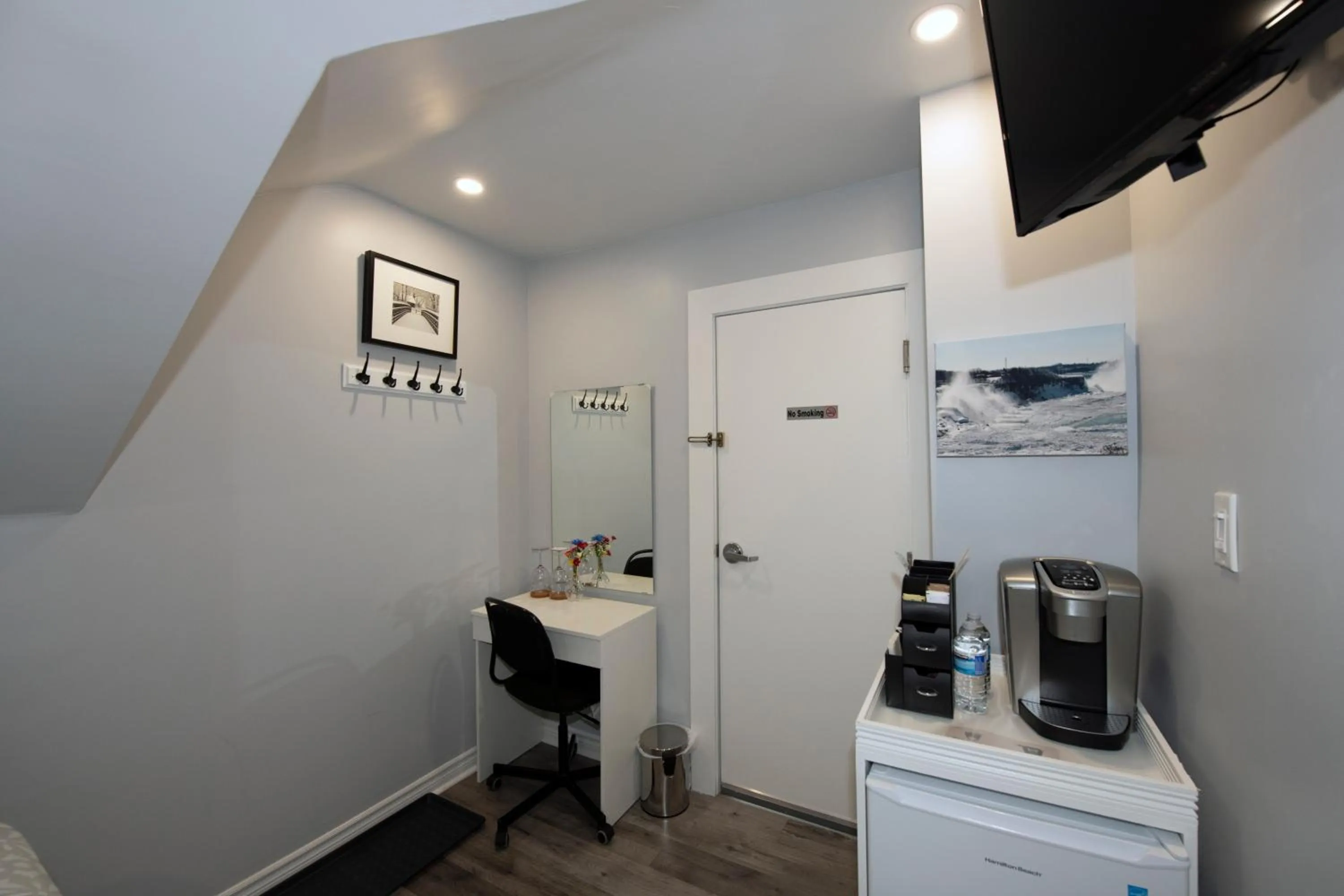 Coffee/tea facilities in Serene Niagara Inn