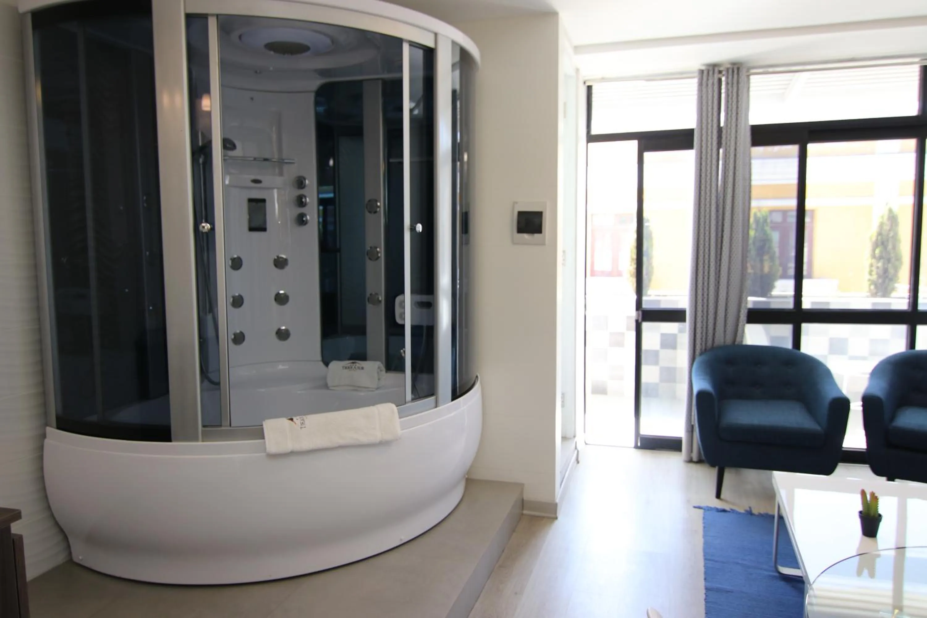 Shower in Hotel Tierrasur