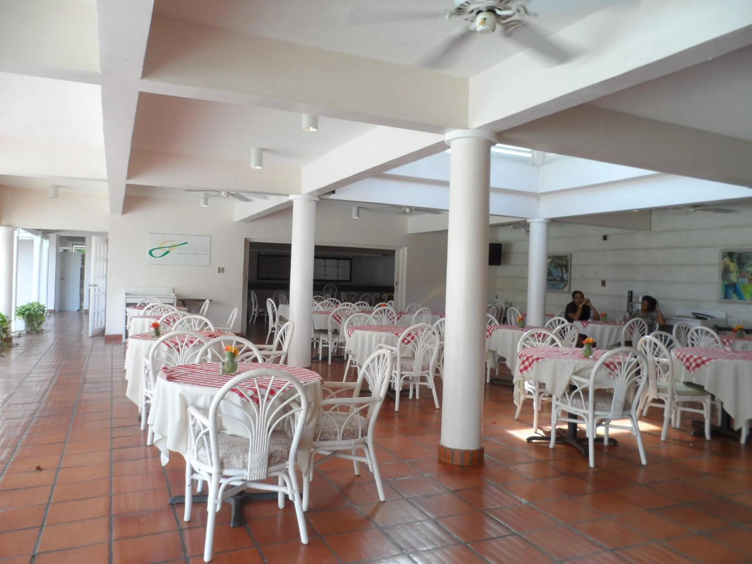 Restaurant/places to eat in Hotel PomMarine