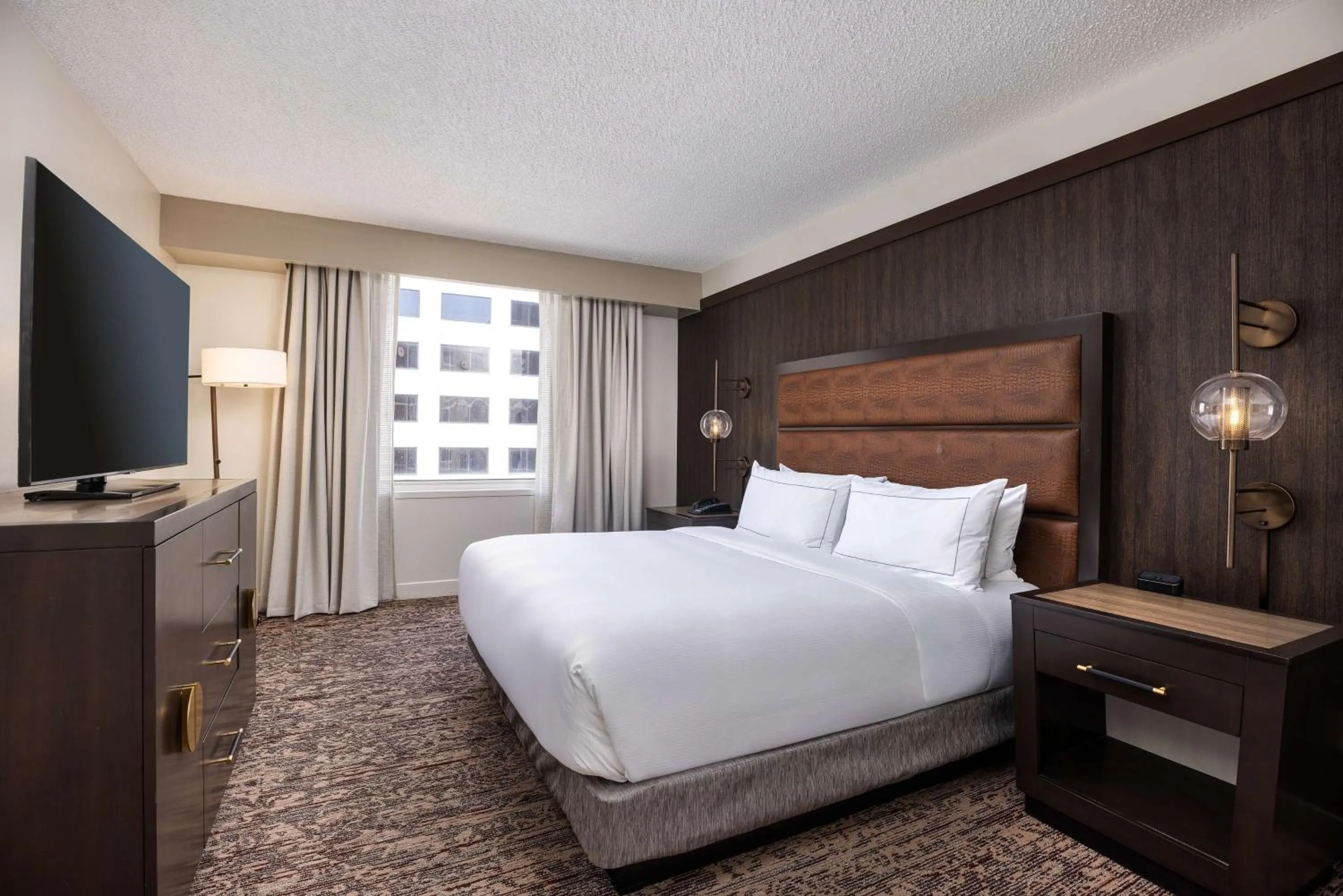 Bed in DoubleTree Suites by Hilton Austin Downtown Capitol