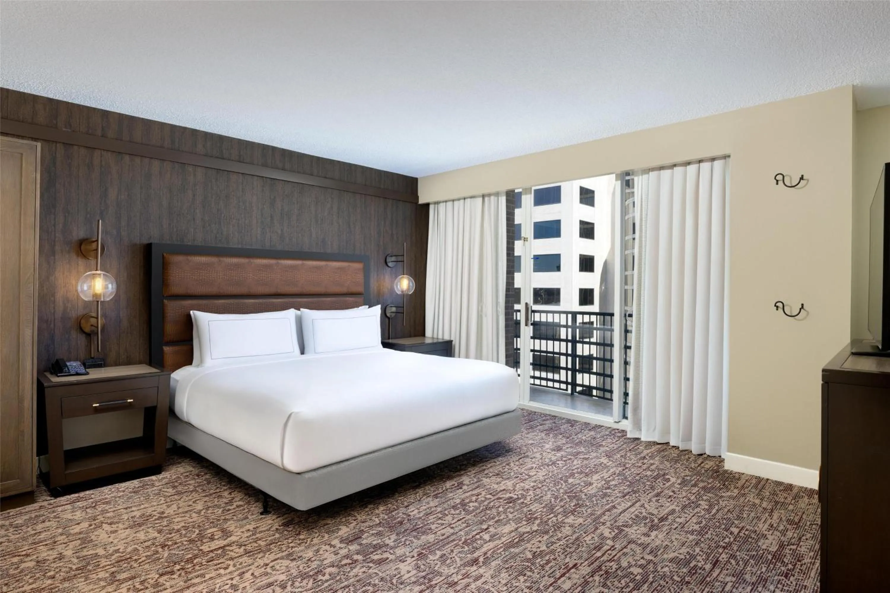 Bed in DoubleTree Suites by Hilton Austin Downtown Capitol