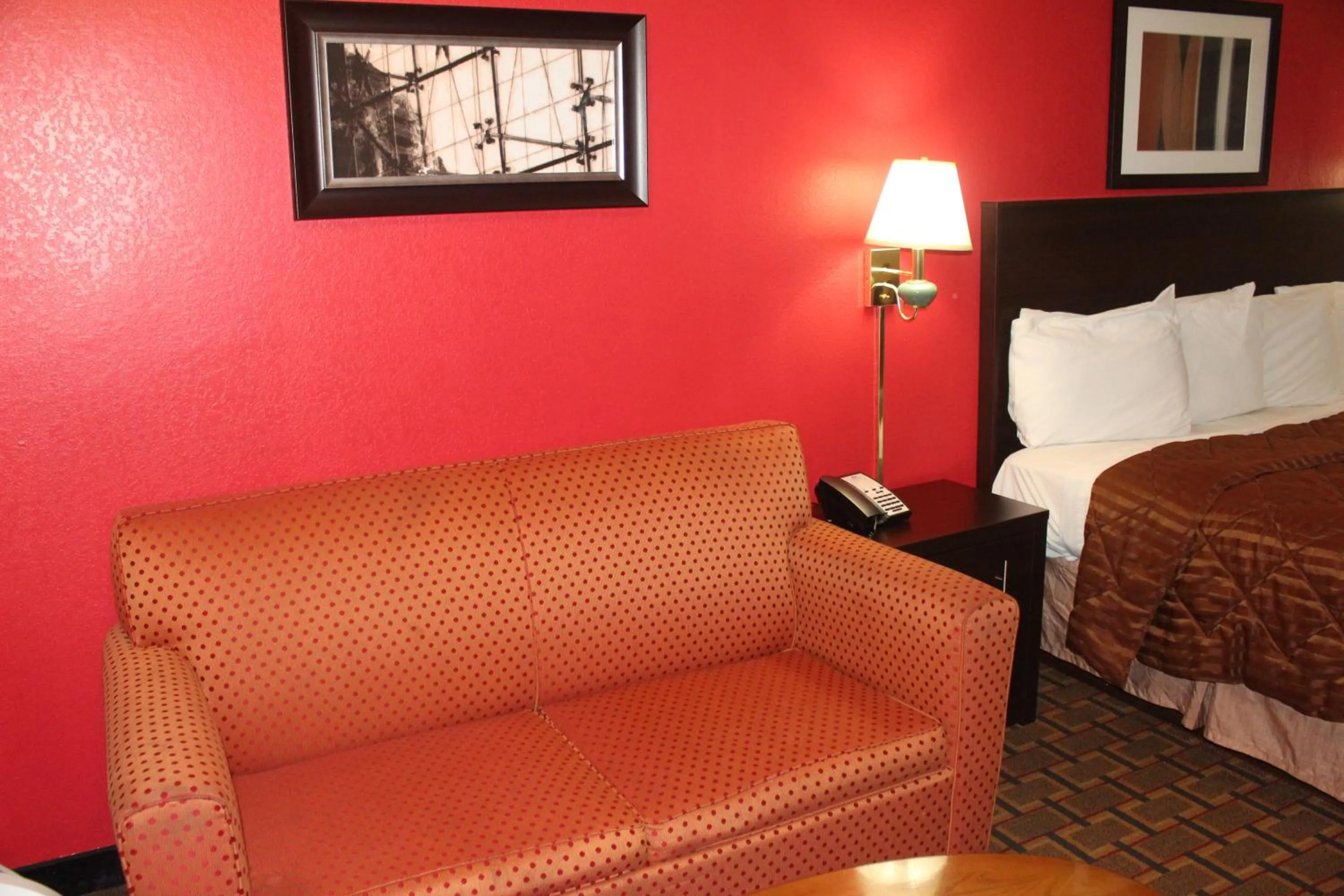 Seating area, Bed in Americas Best Value Inn - Fredericksburg North