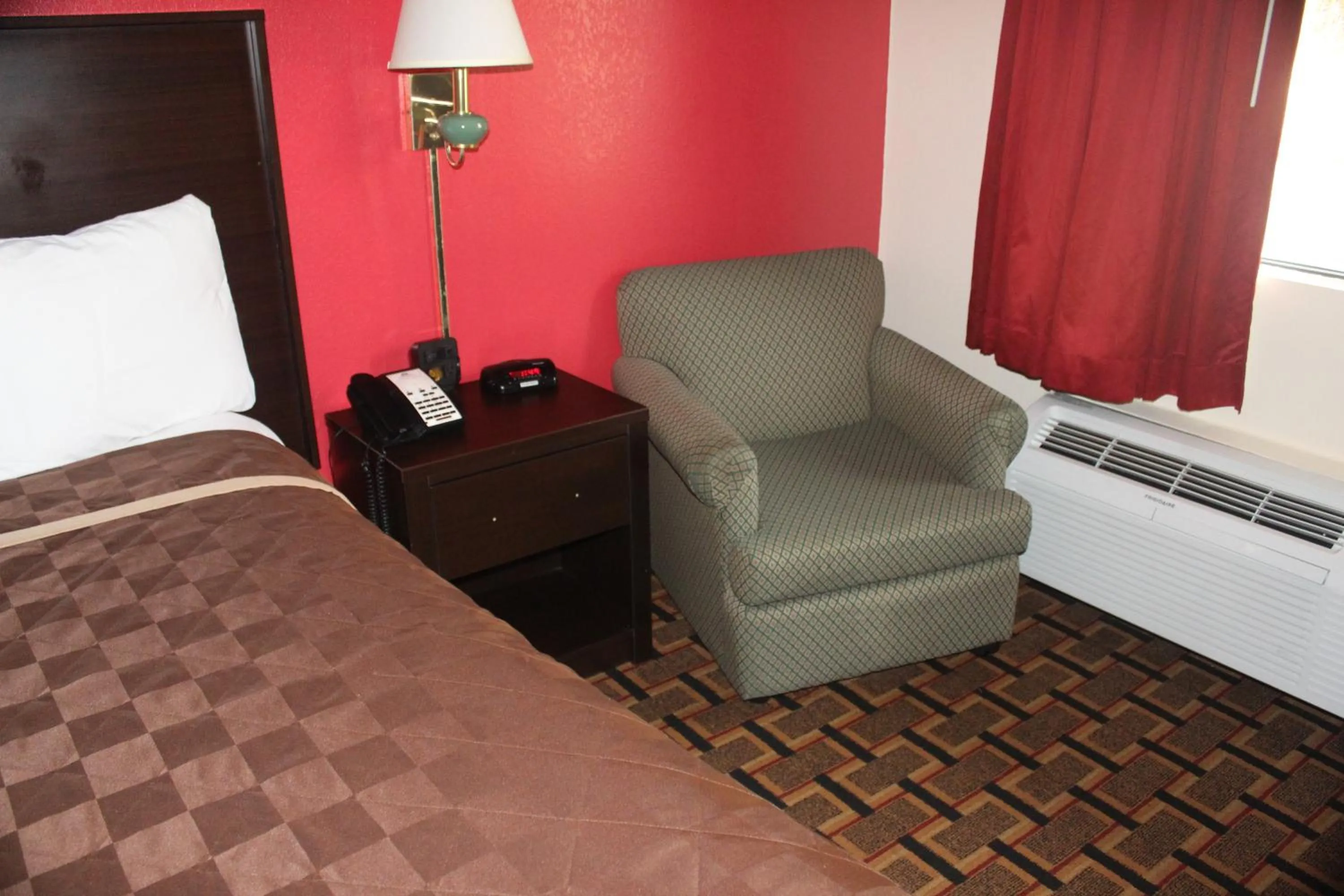 Seating area, Bed in Americas Best Value Inn - Fredericksburg North