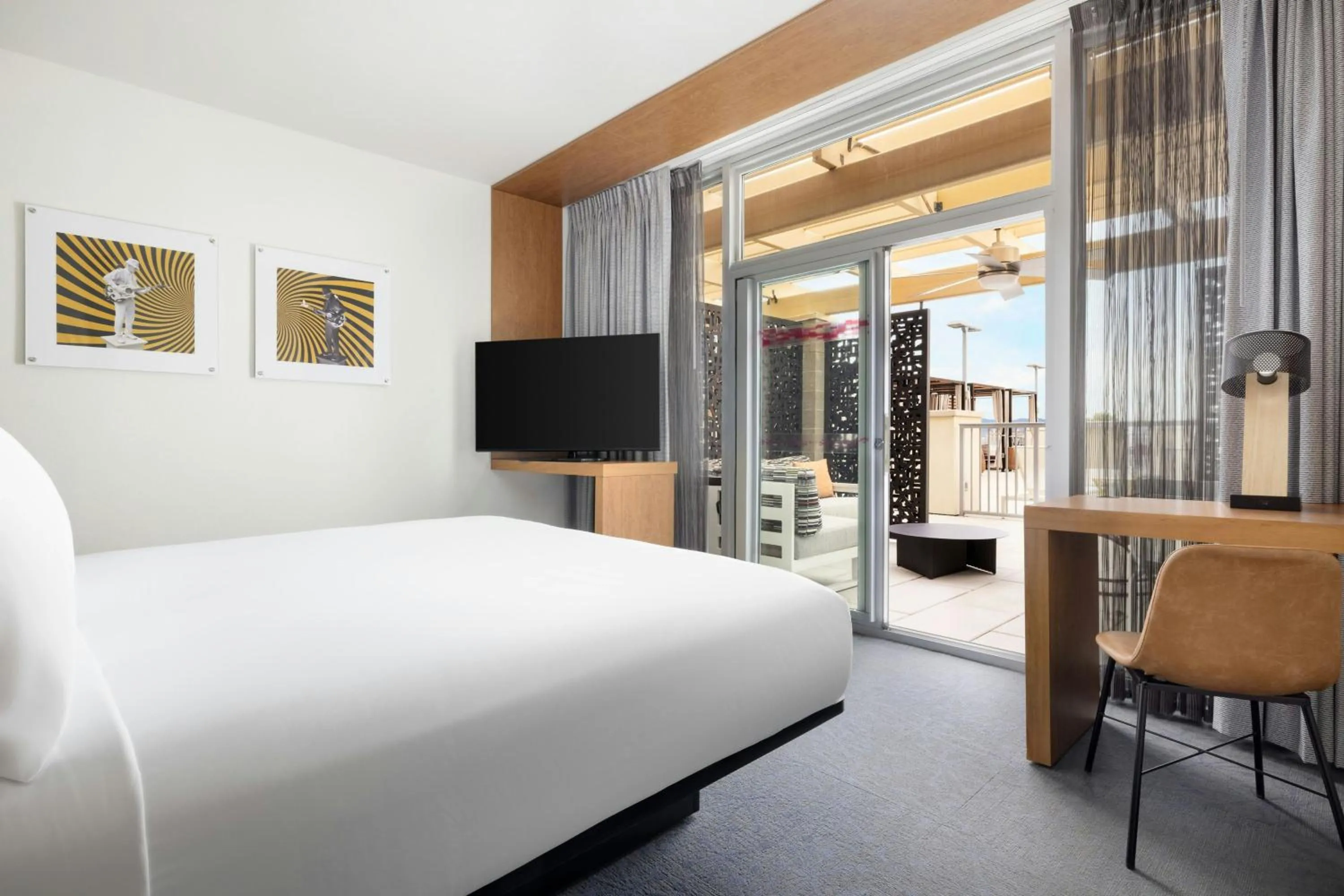 Swimming pool, Bed in Aloft Asheville Downtown