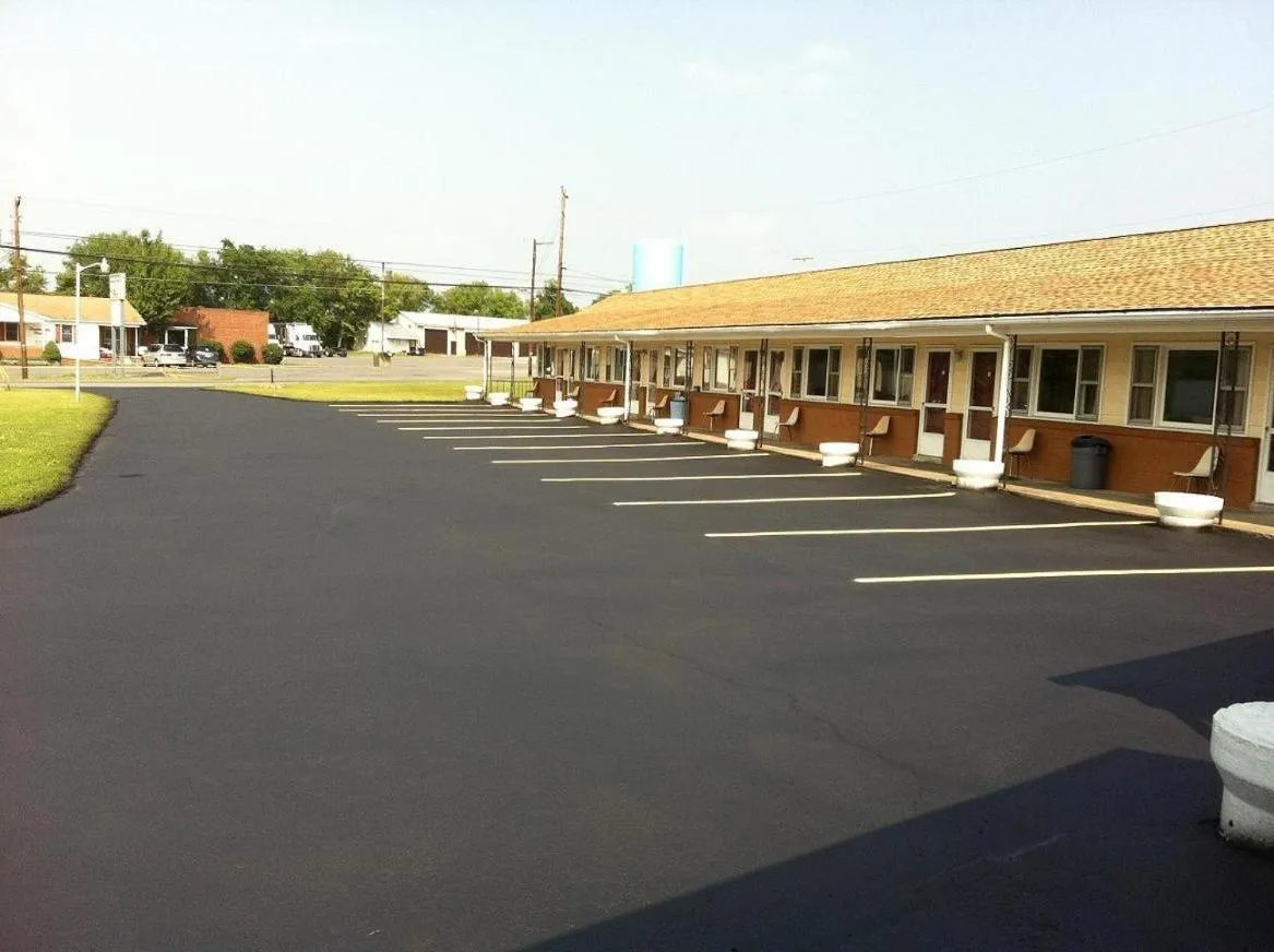 Property building in Budget Inn Mifflintown