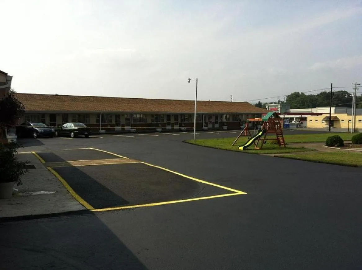 Property building in Budget Inn Mifflintown