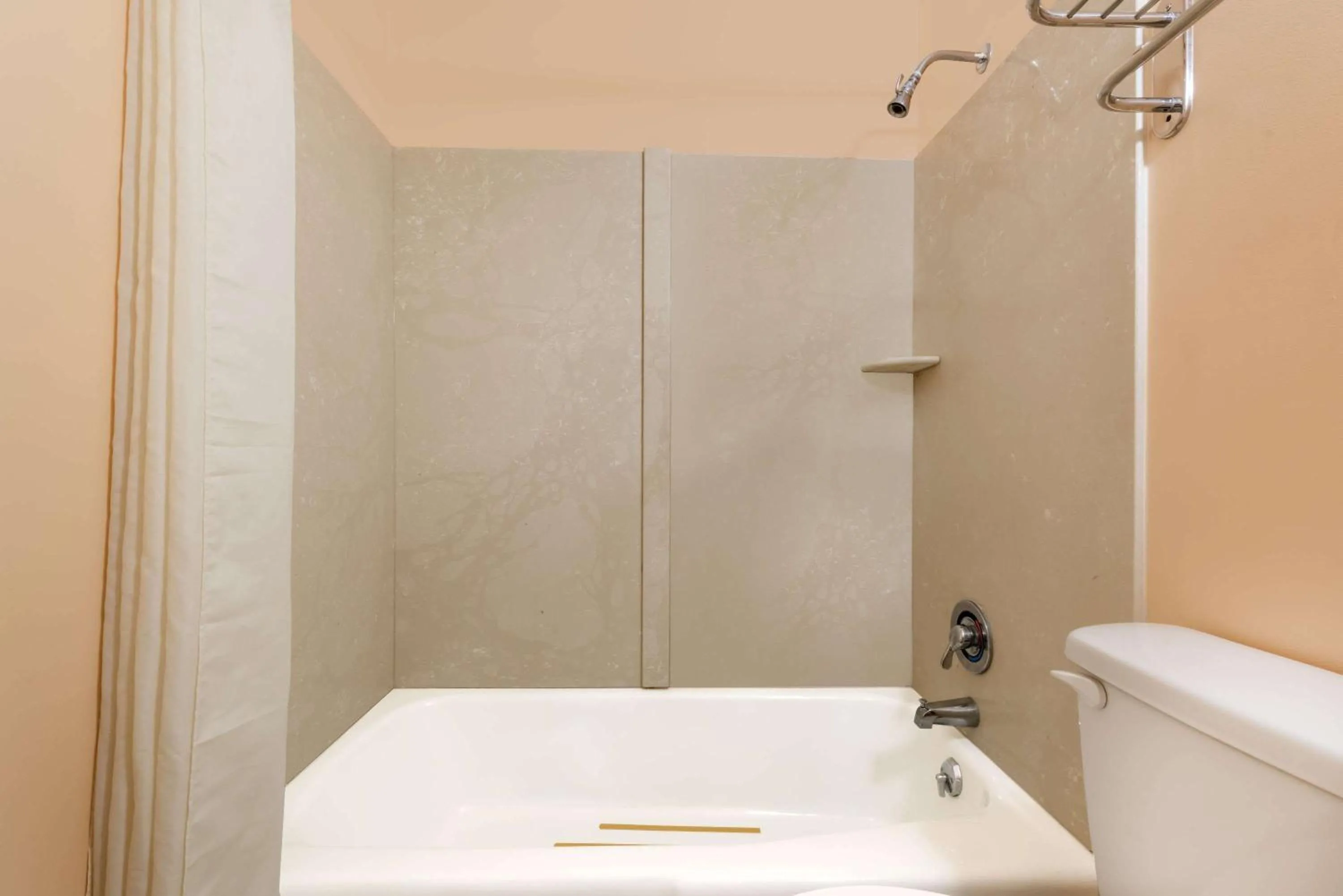 Photo of the whole room in Budget Inn Mifflintown