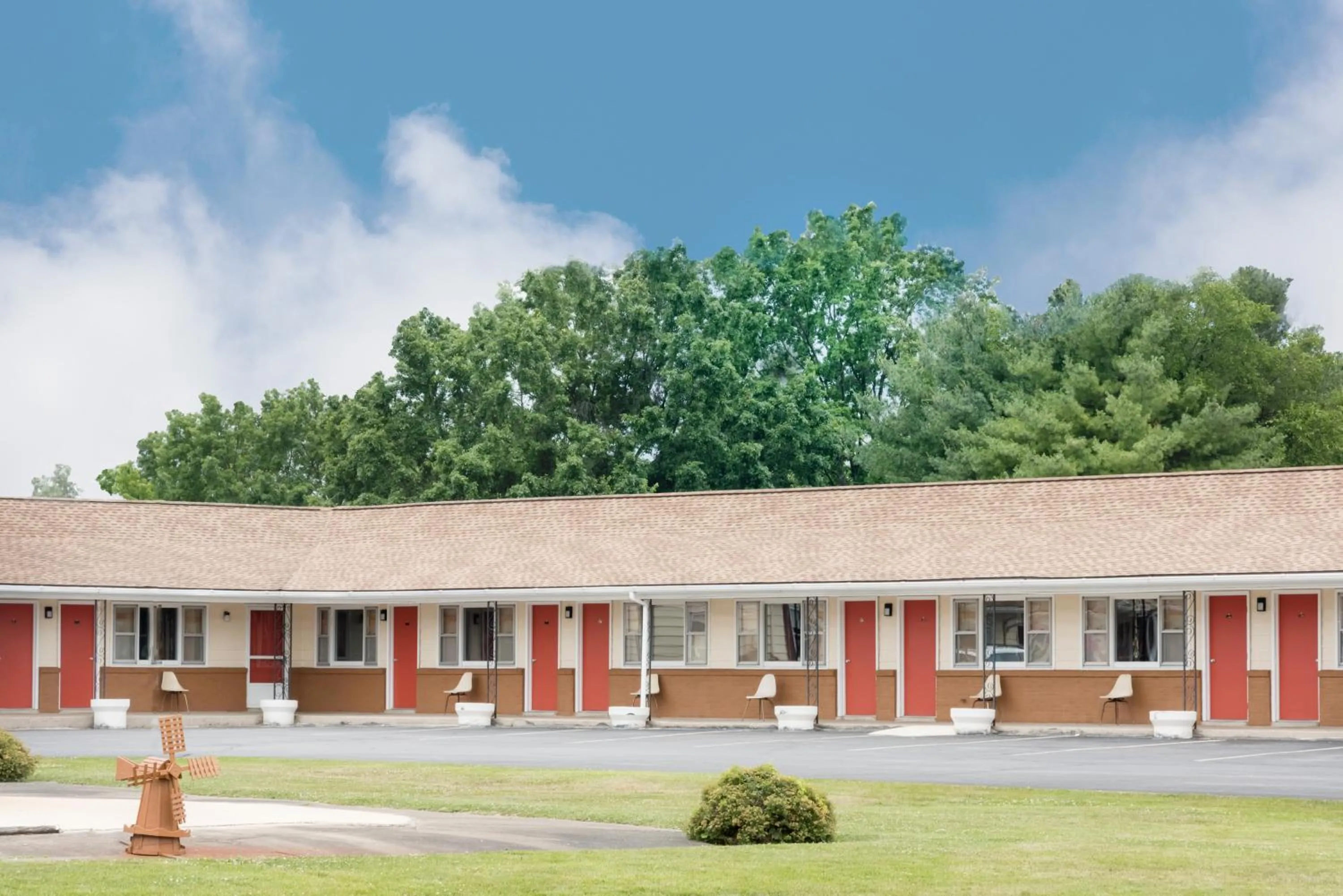 Property building in Budget Inn Mifflintown
