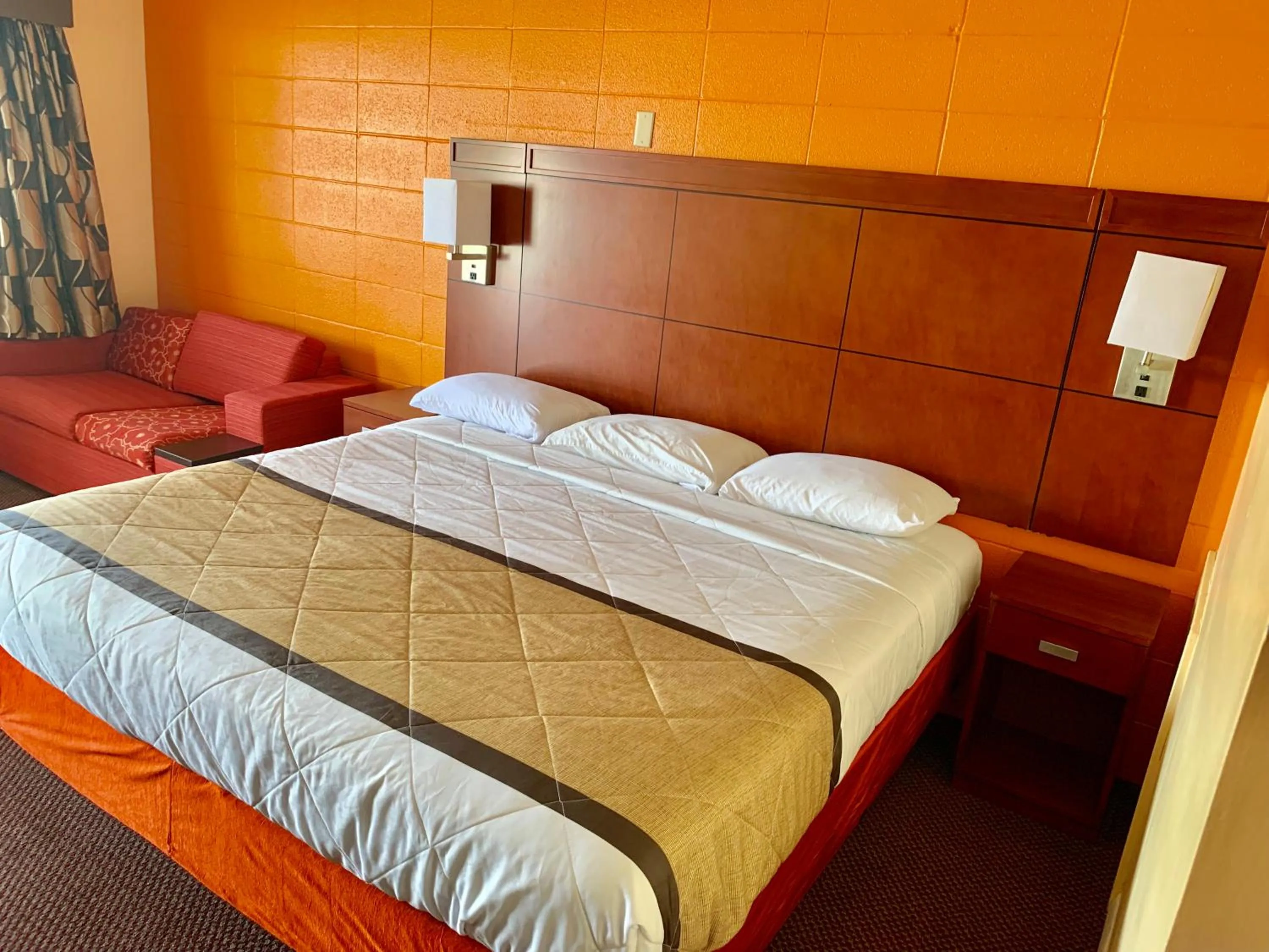 Bed in Budget Inn Mifflintown