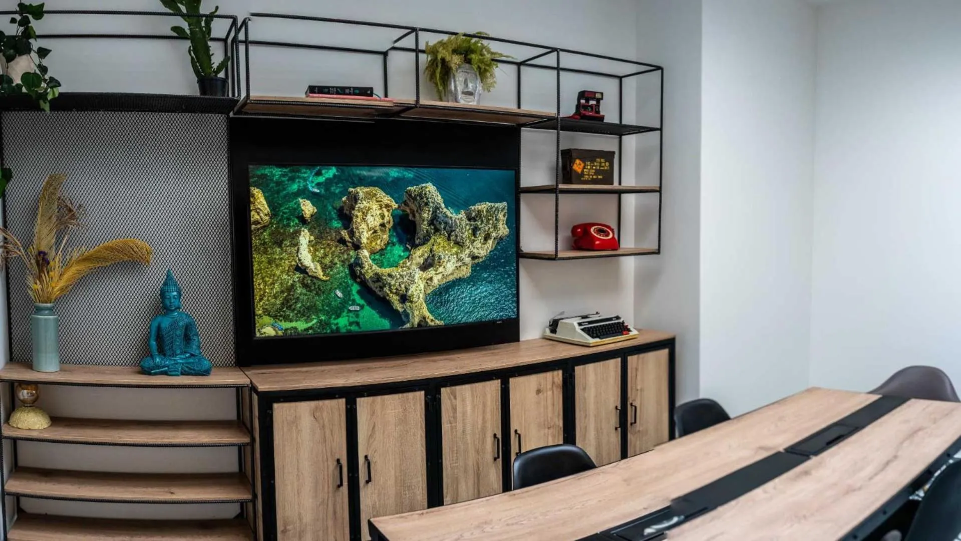 Communal lounge/ TV room in 103 Wonderful House