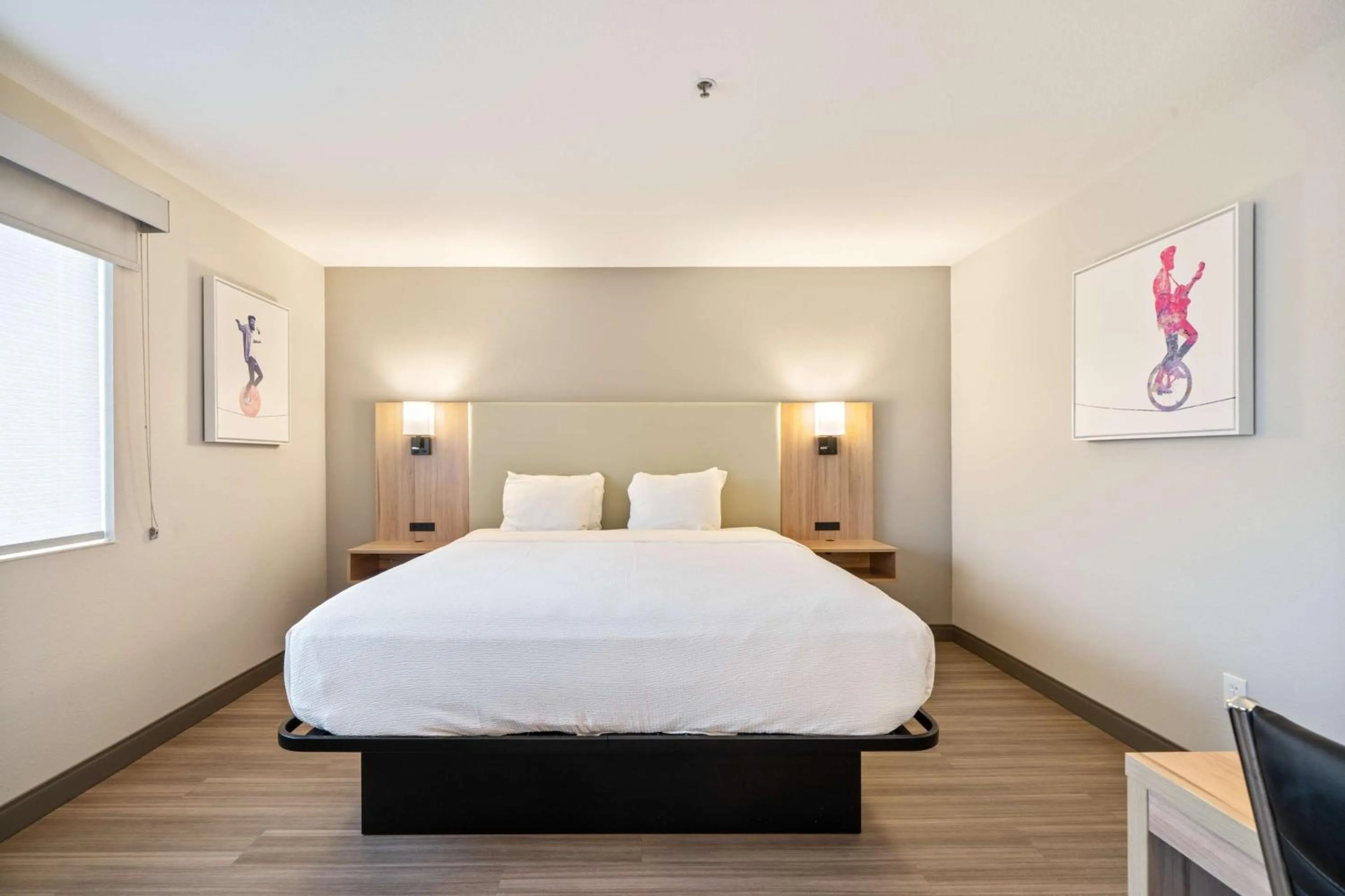 Bedroom, Bed in Best Western Lake Oswego Hotel & Suites