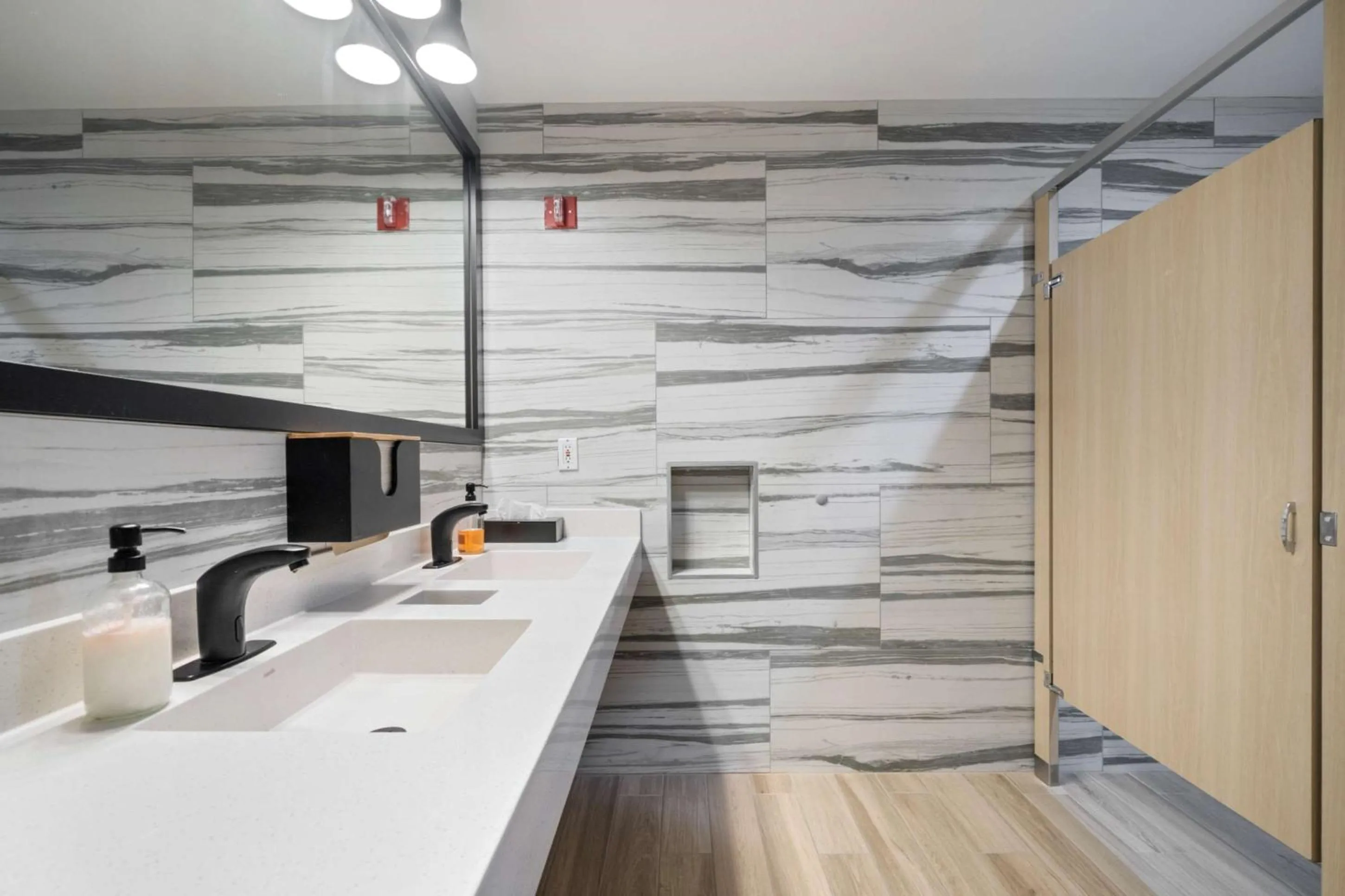 Property building in Best Western Lake Oswego Hotel & Suites