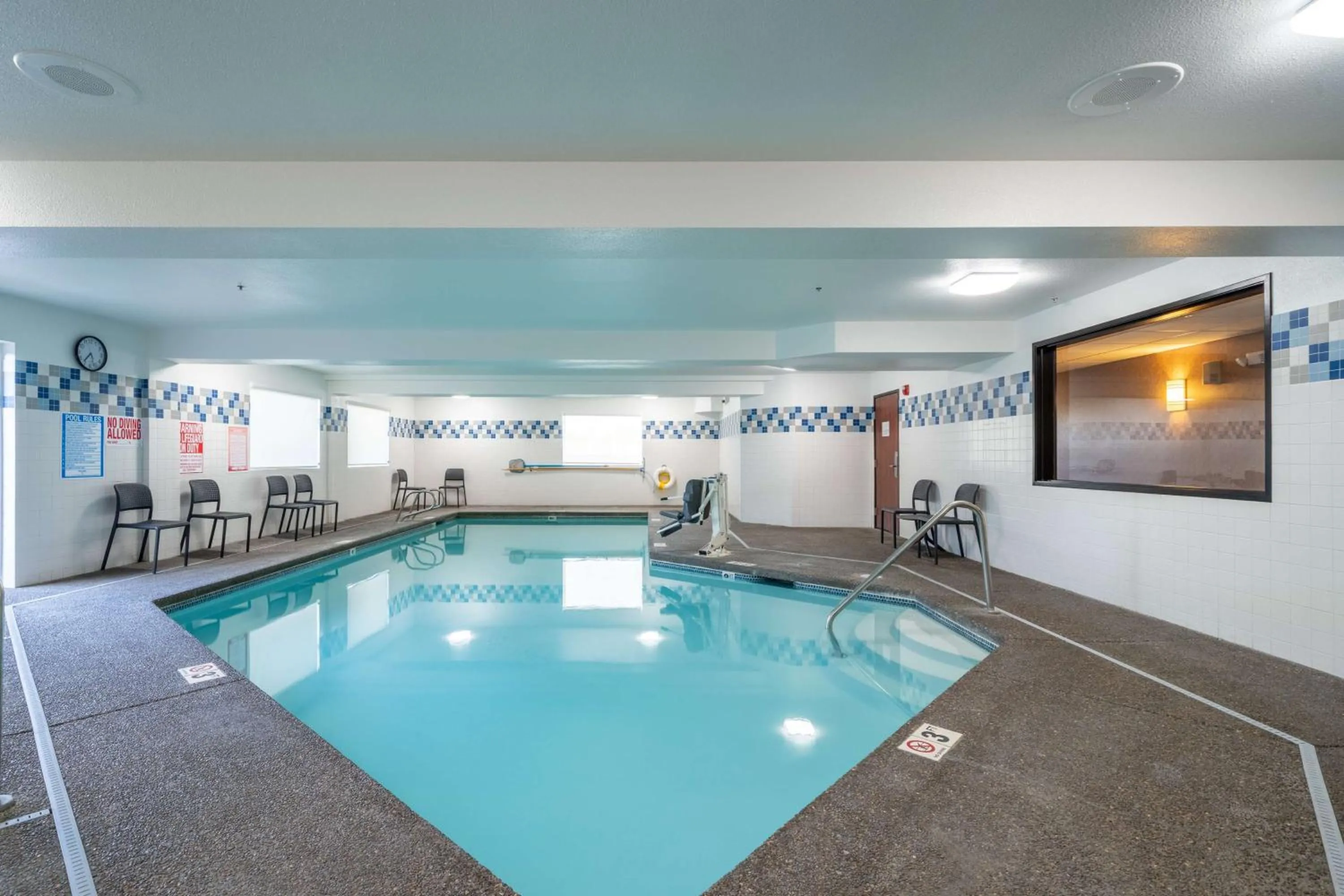 Pool view in Best Western Lake Oswego Hotel & Suites