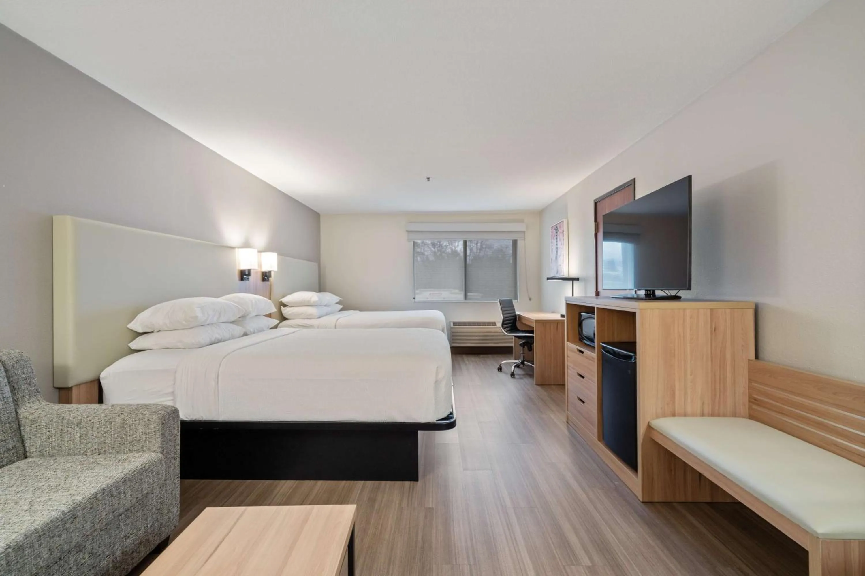 Bedroom, Bed in Best Western Lake Oswego Hotel & Suites