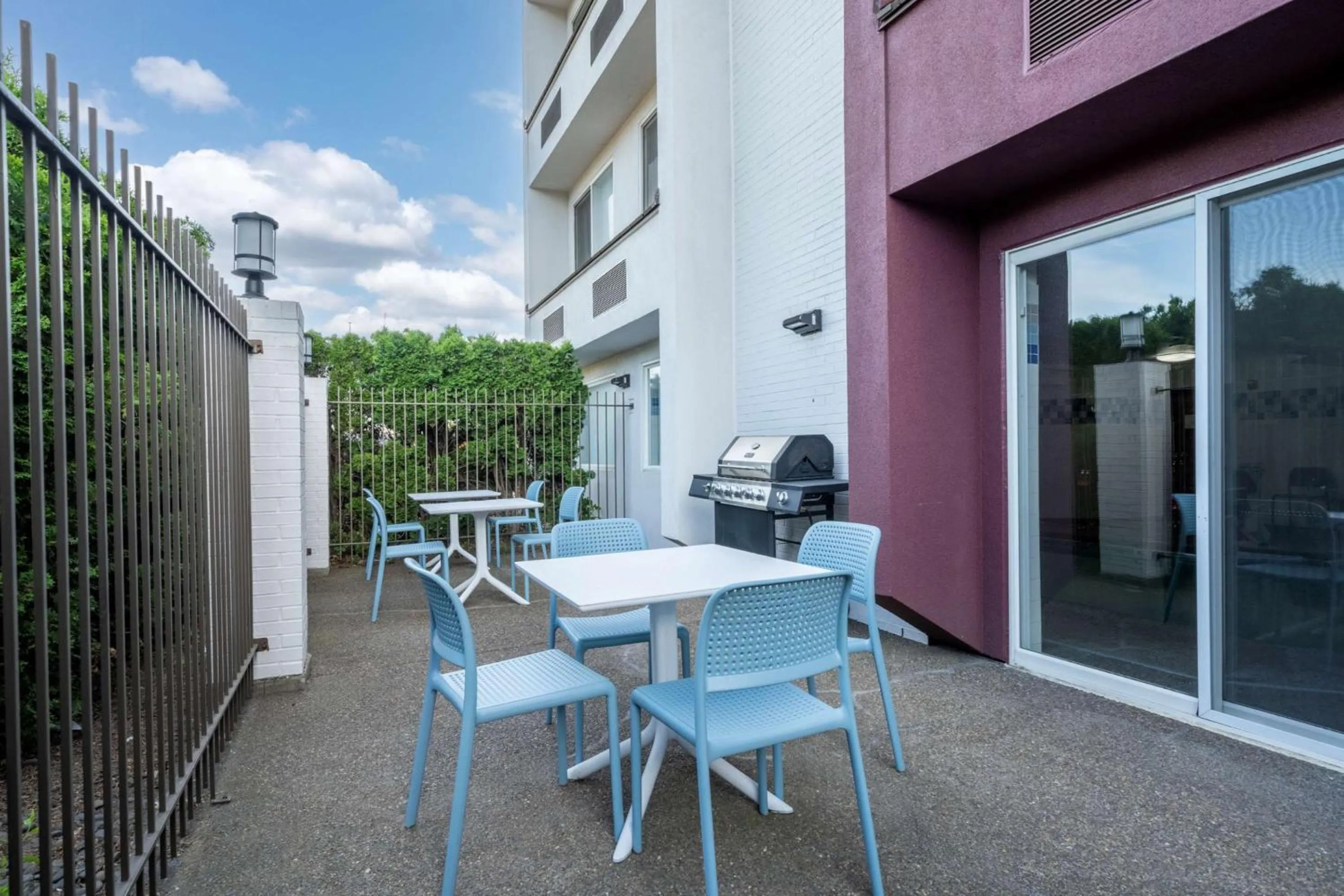 Property building in Best Western Lake Oswego Hotel & Suites