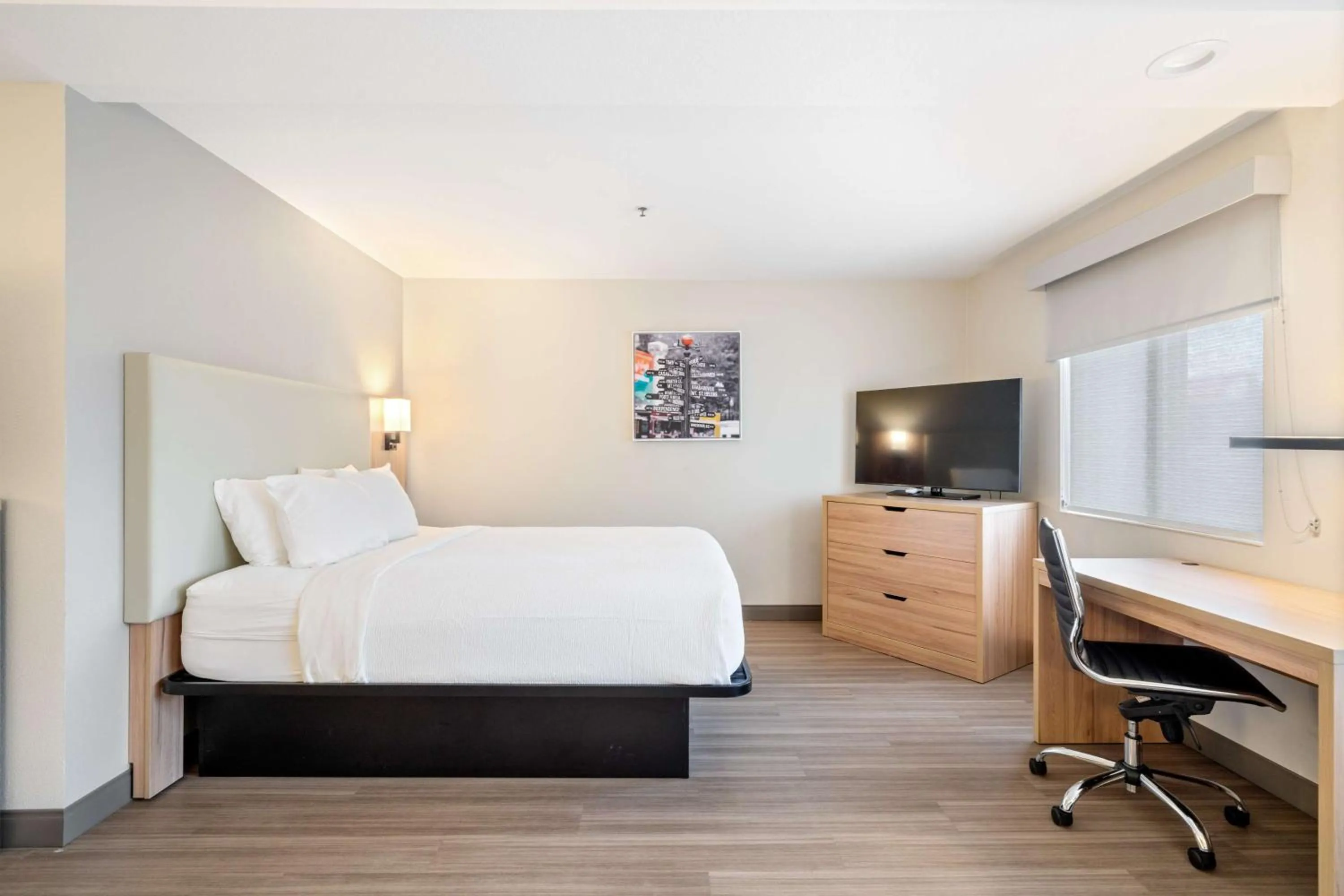 Bedroom, Bed in Best Western Lake Oswego Hotel & Suites