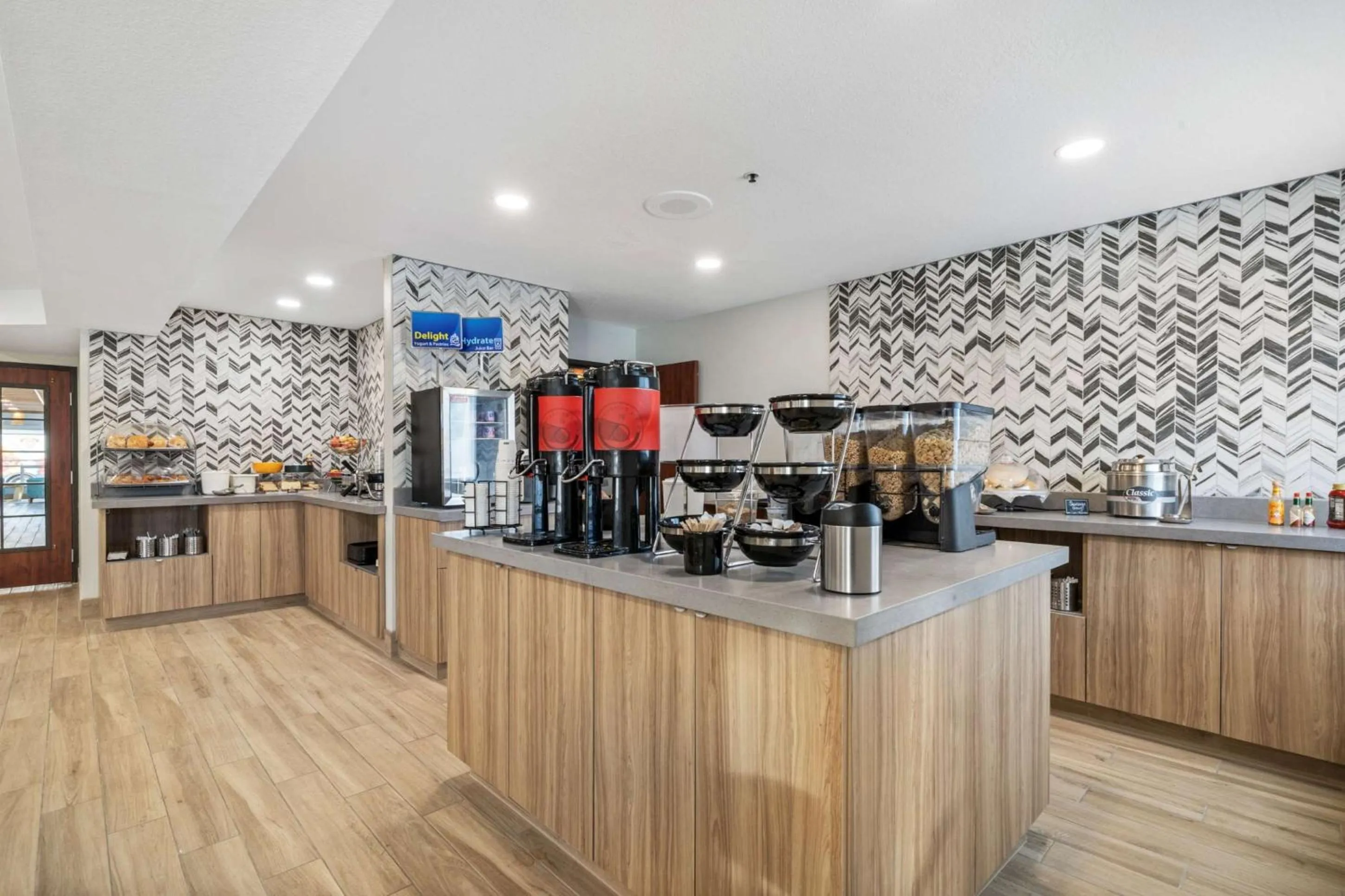 Breakfast in Best Western Lake Oswego Hotel & Suites