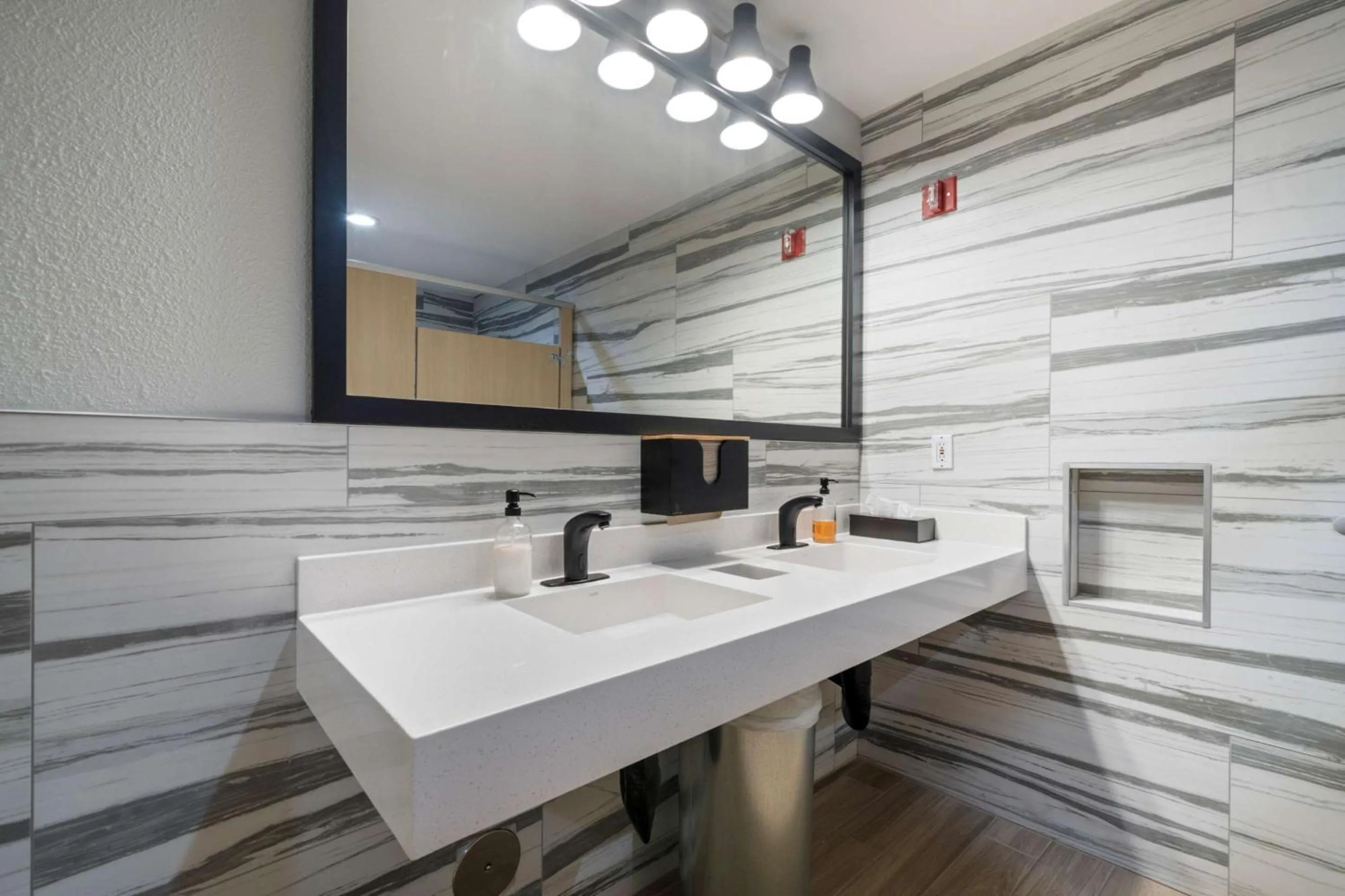 Property building in Best Western Lake Oswego Hotel & Suites