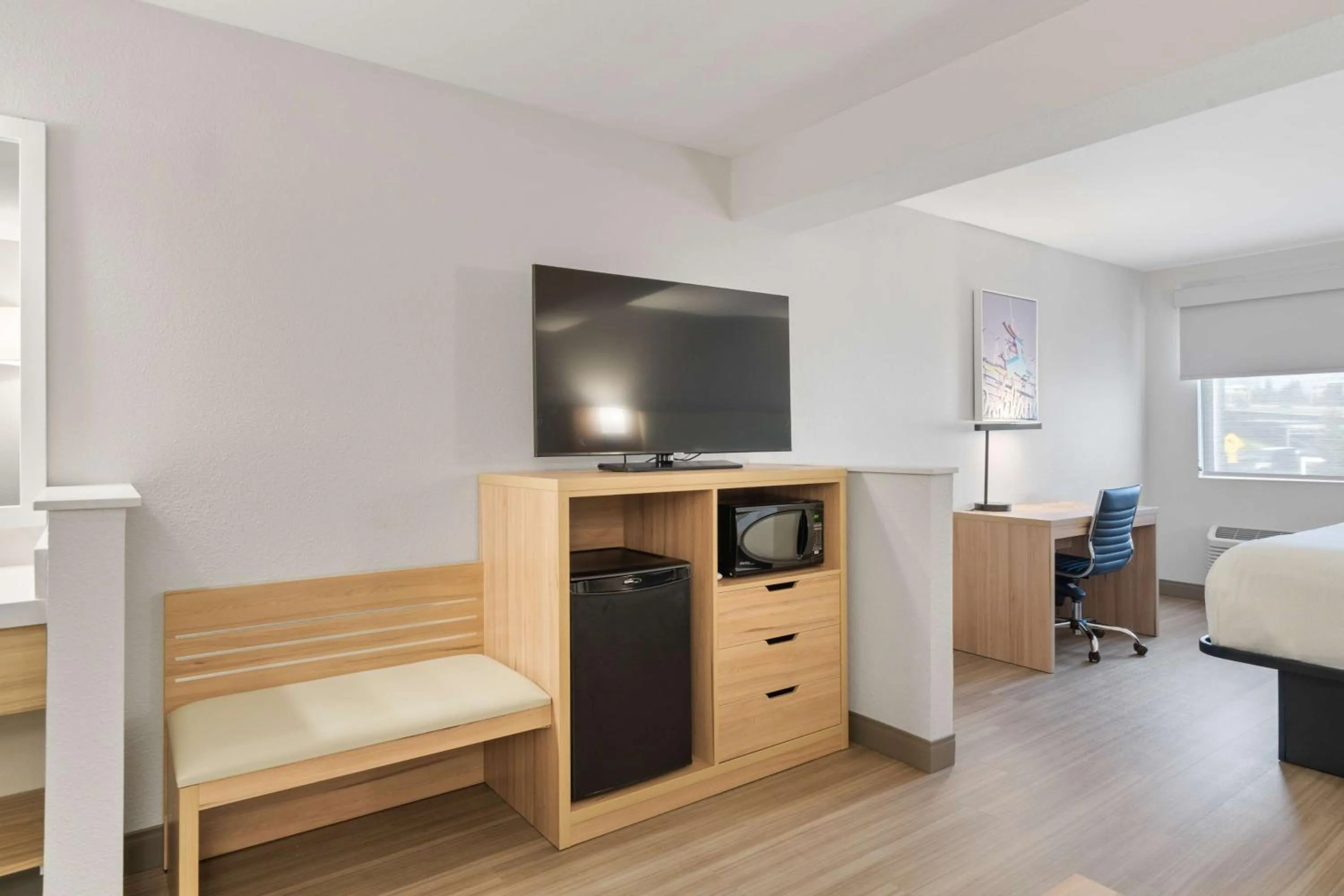 Bedroom, Bed in Best Western Lake Oswego Hotel & Suites