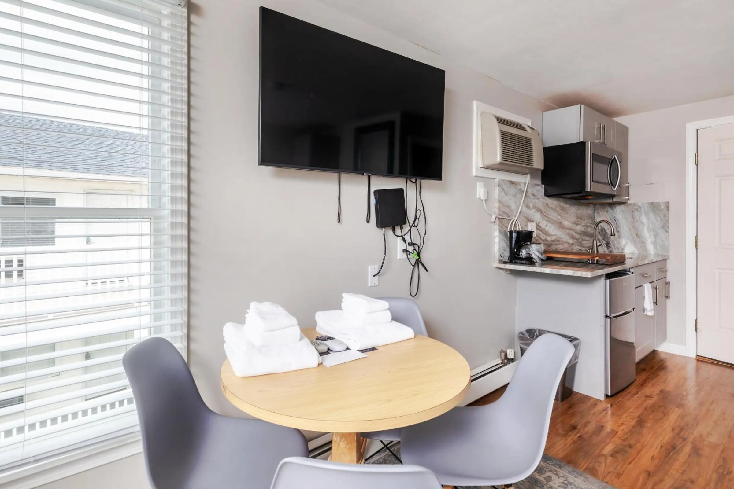 Kitchen or kitchenette in The Atlantic Motel