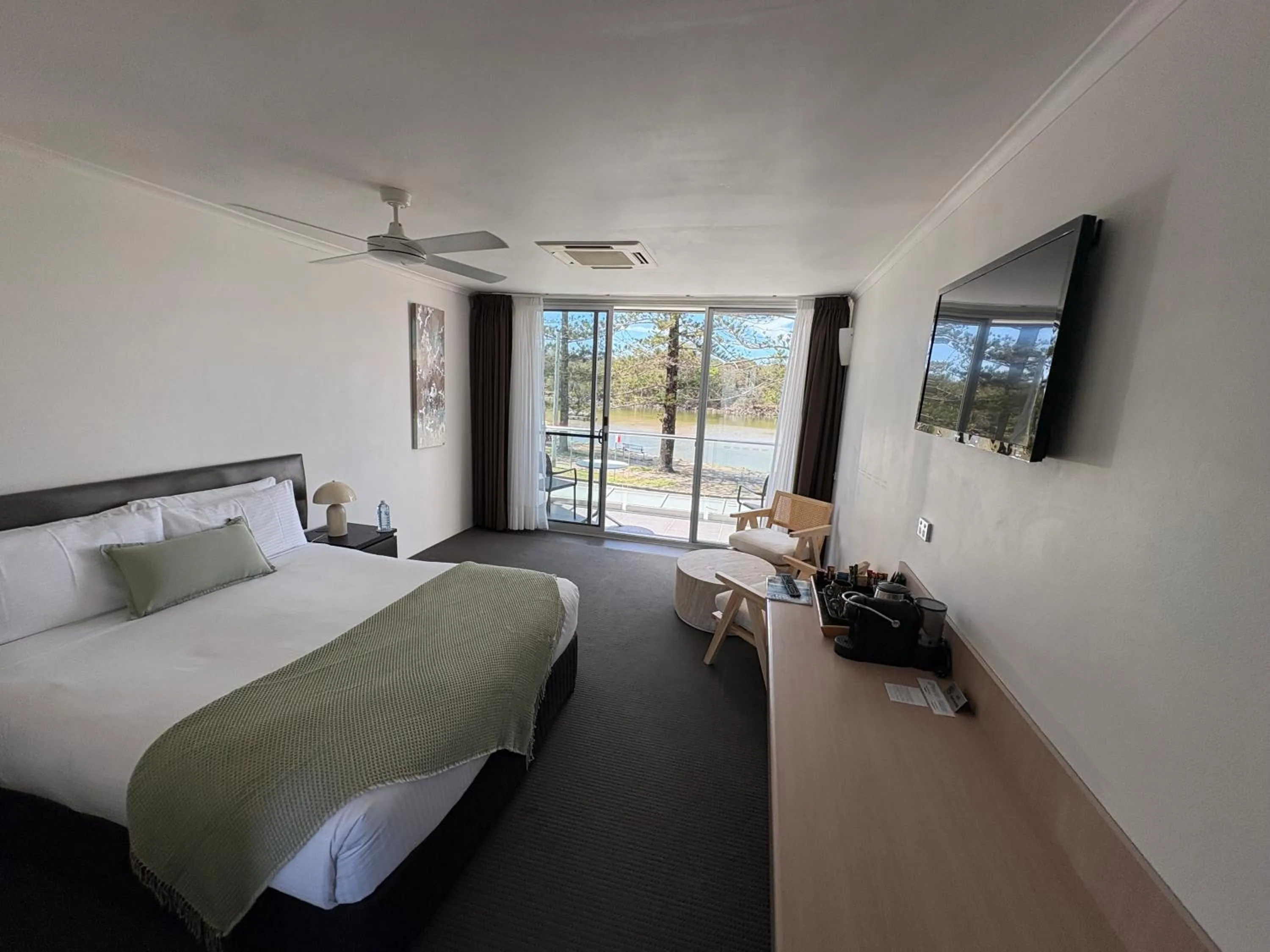 Bed in Brunswick River Inn