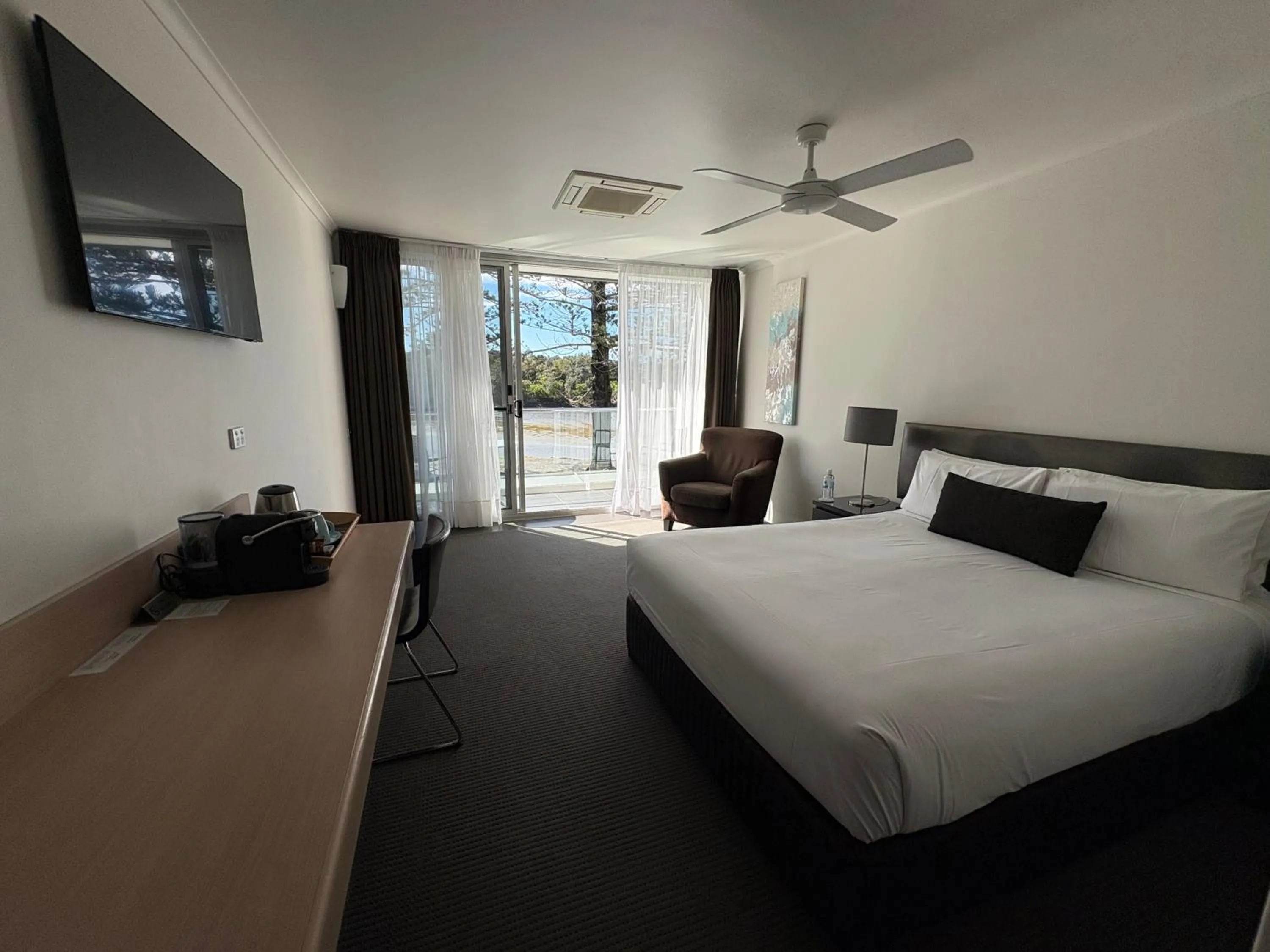 Queen Room in Brunswick River Inn