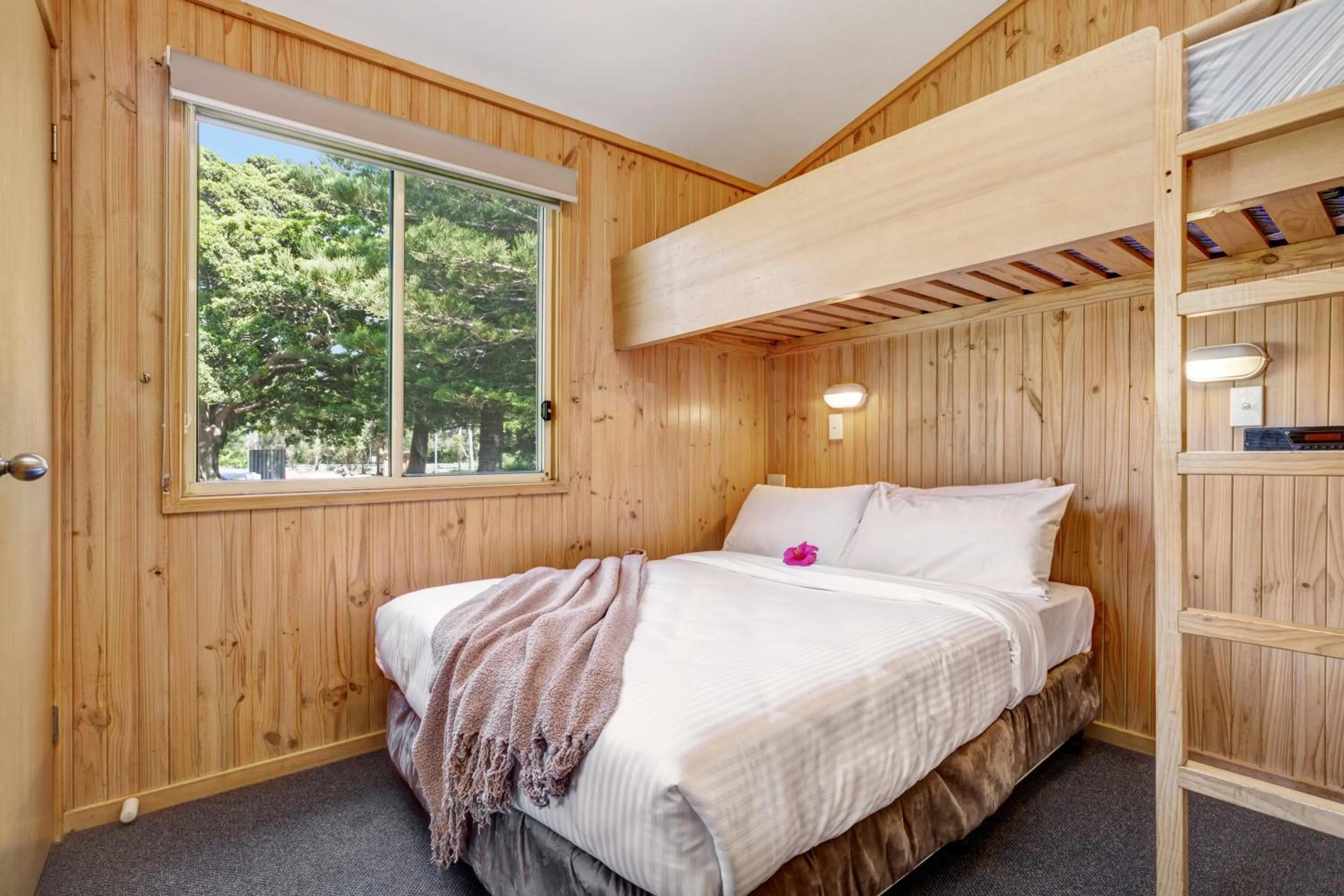 Bedroom, Bed in Seven Mile Beach Holiday Park