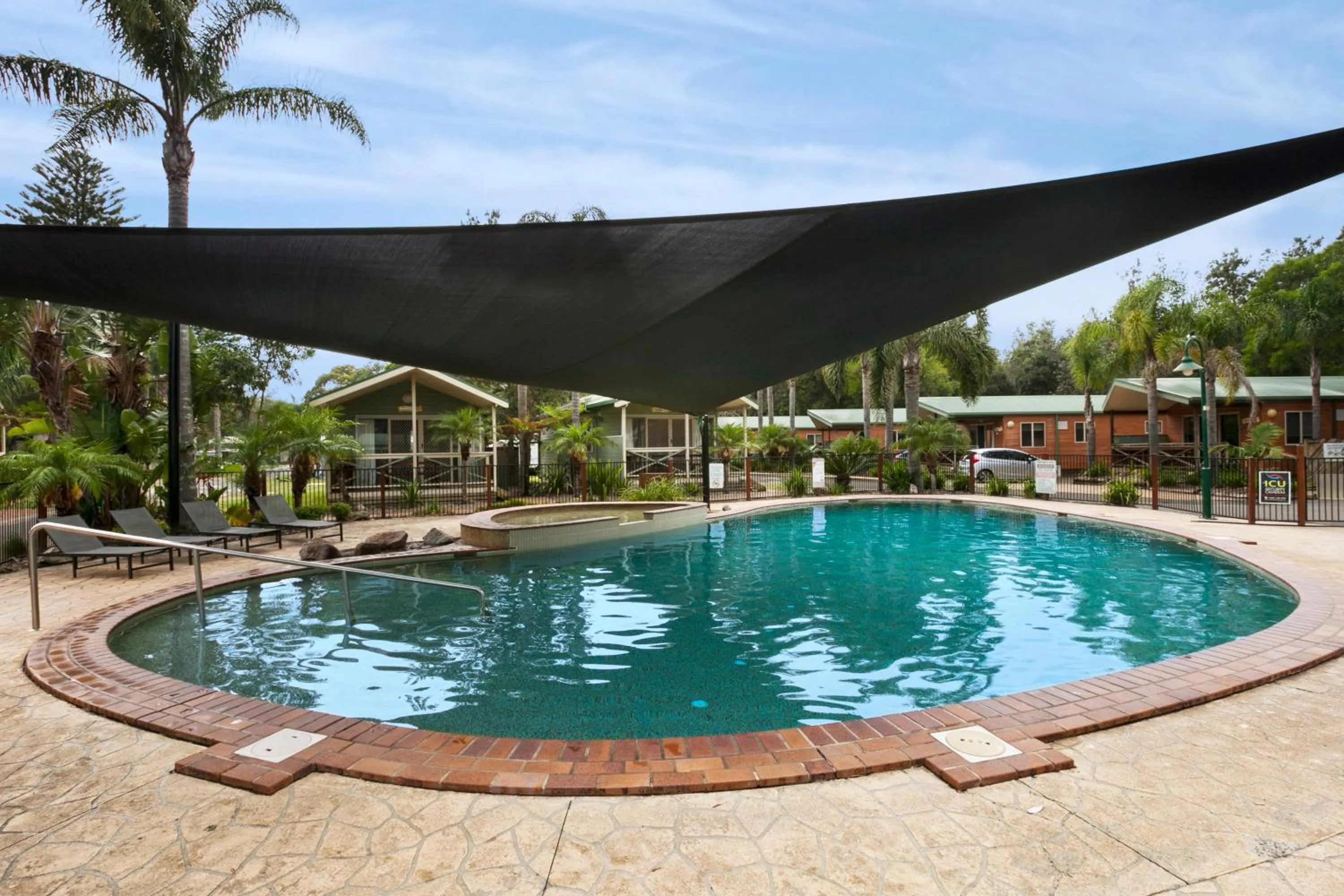 Swimming pool in Seven Mile Beach Holiday Park