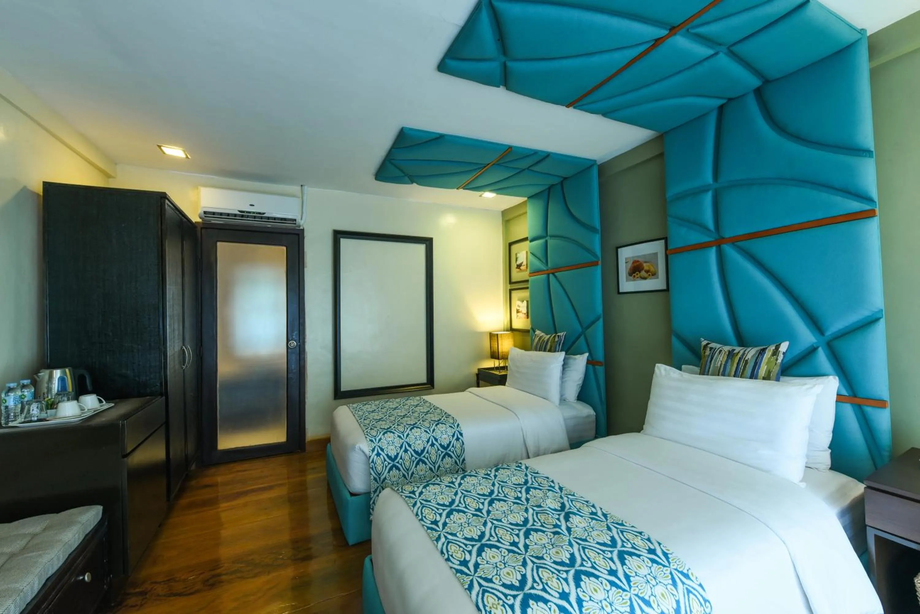 Photo of the whole room, Bed in Tugawe Cove Resort