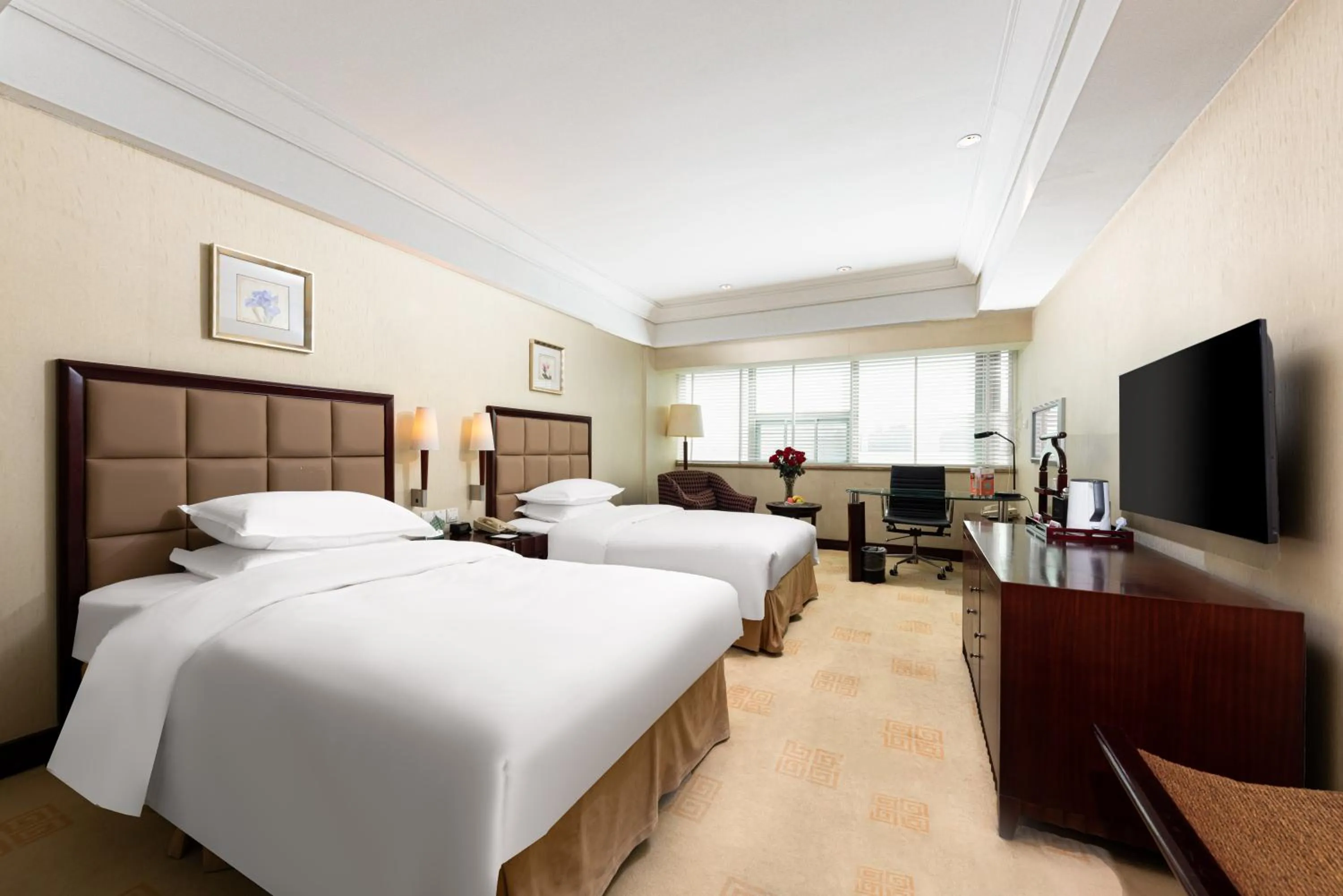 Bed in Ramada Plaza Optics Valley Hotel Wuhan (Best of Ramada Worldwide)