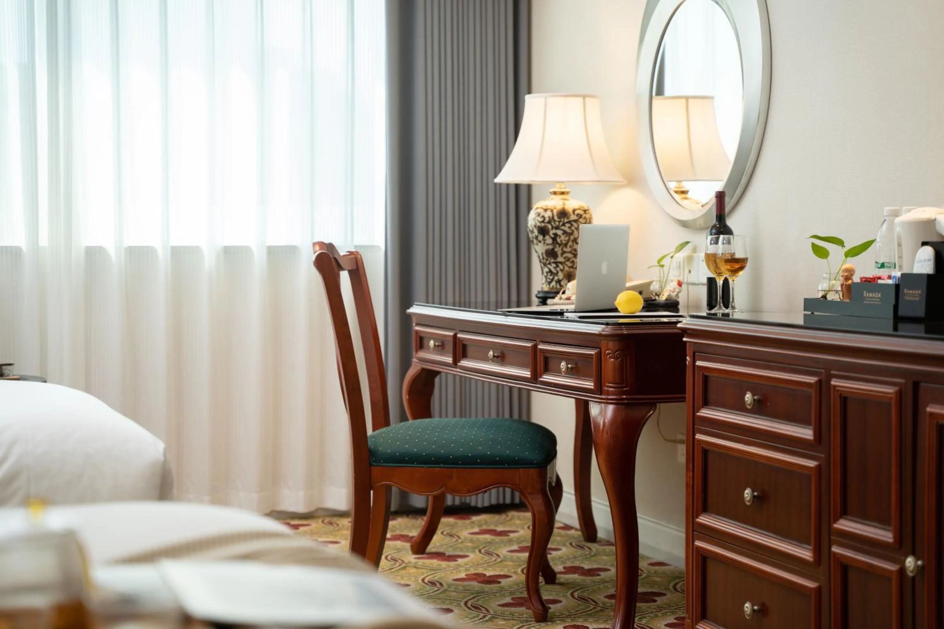 Seating area in Ramada Plaza Optics Valley Hotel Wuhan (Best of Ramada Worldwide)