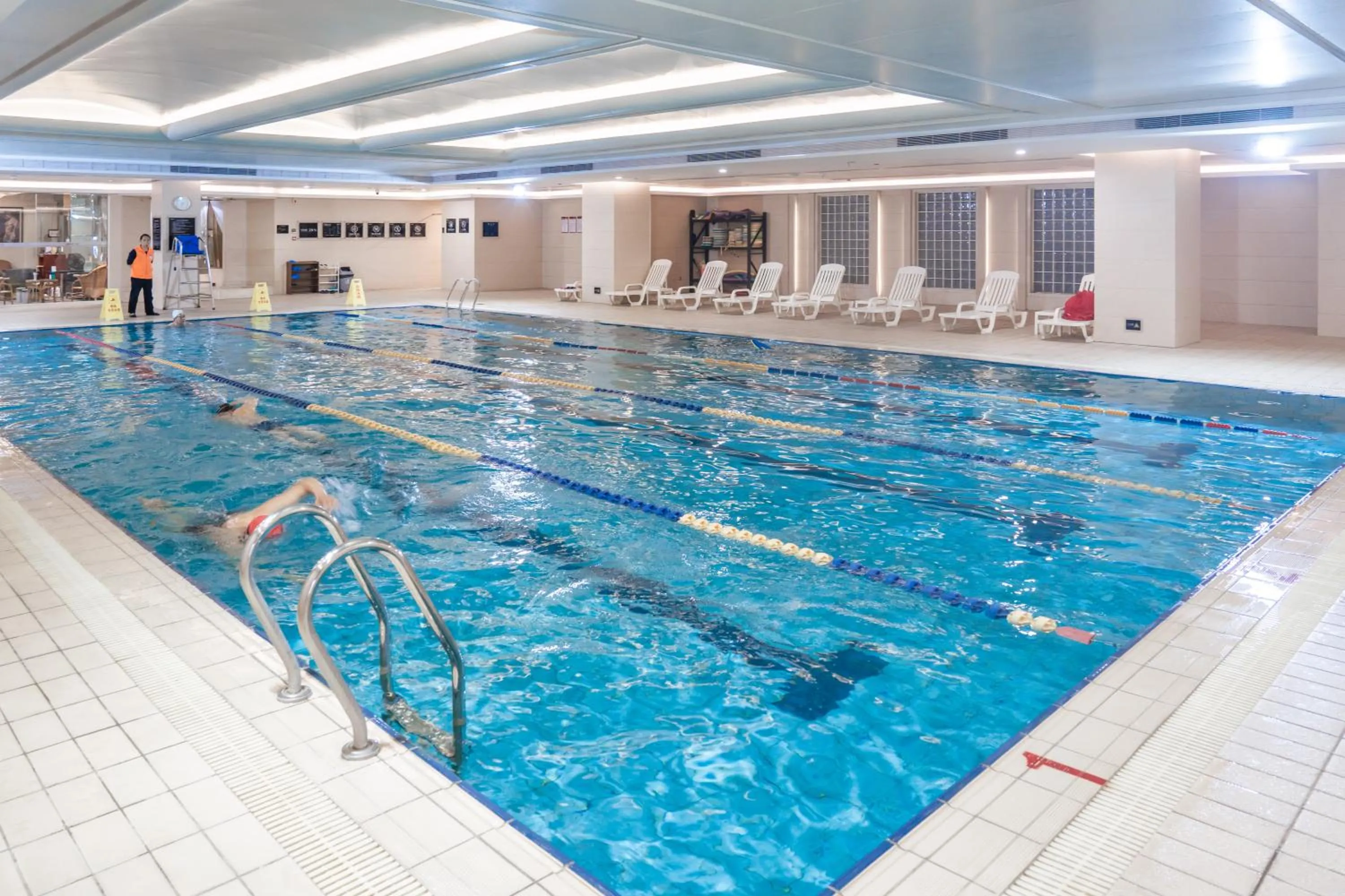 Swimming pool in Ramada Plaza Optics Valley Hotel Wuhan (Best of Ramada Worldwide)