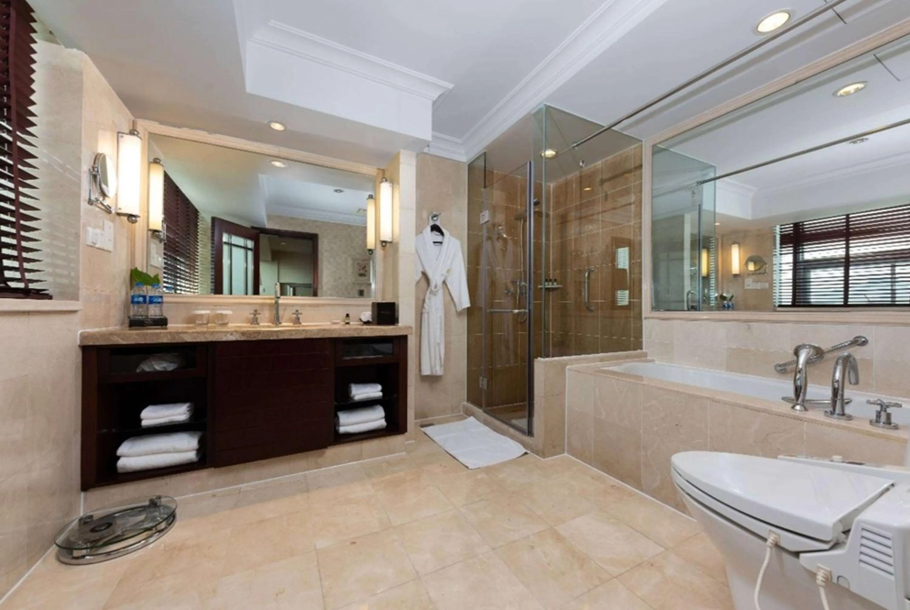 Bathroom in Ramada Plaza Optics Valley Hotel Wuhan (Best of Ramada Worldwide)