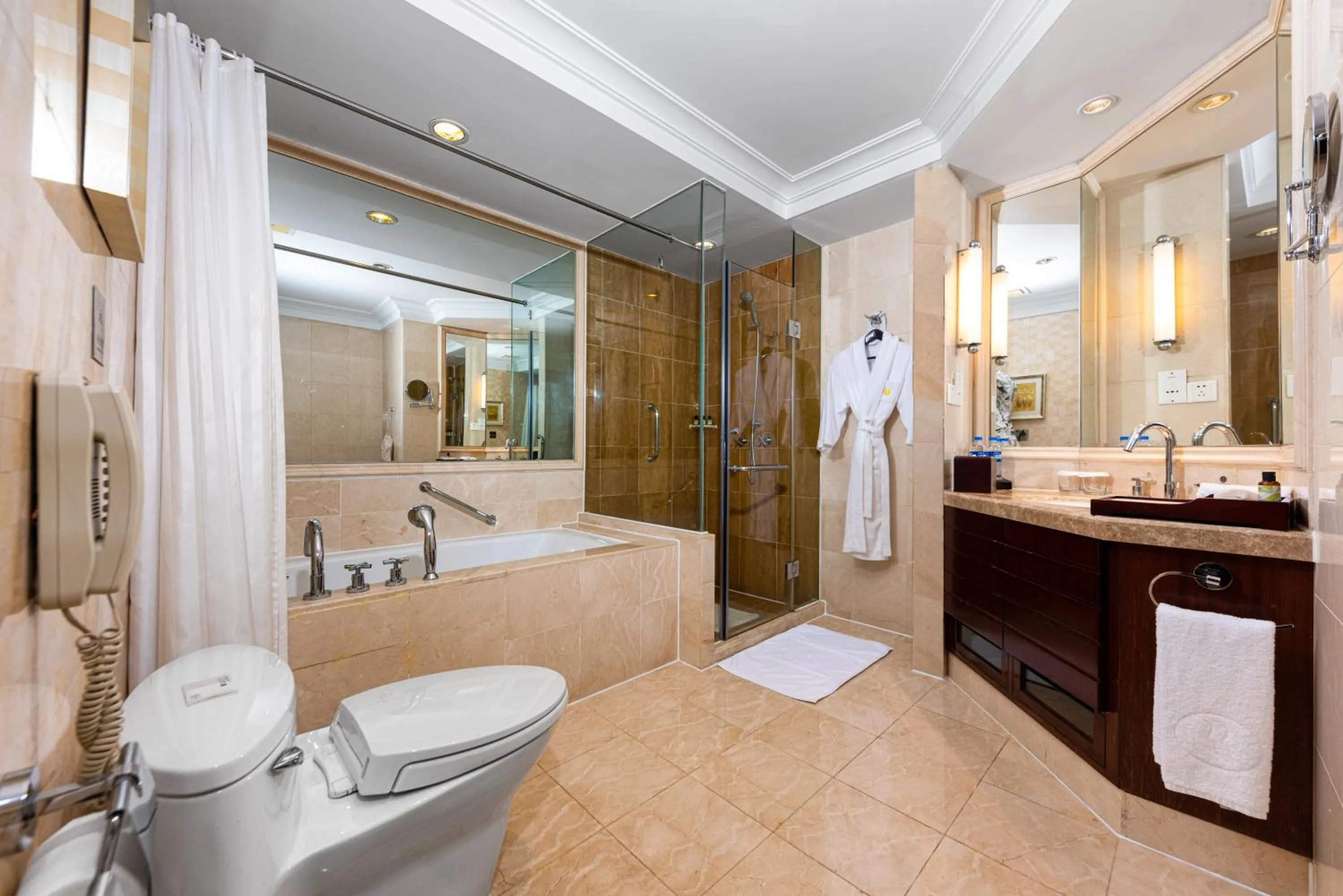 Toilet in Ramada Plaza Optics Valley Hotel Wuhan (Best of Ramada Worldwide)