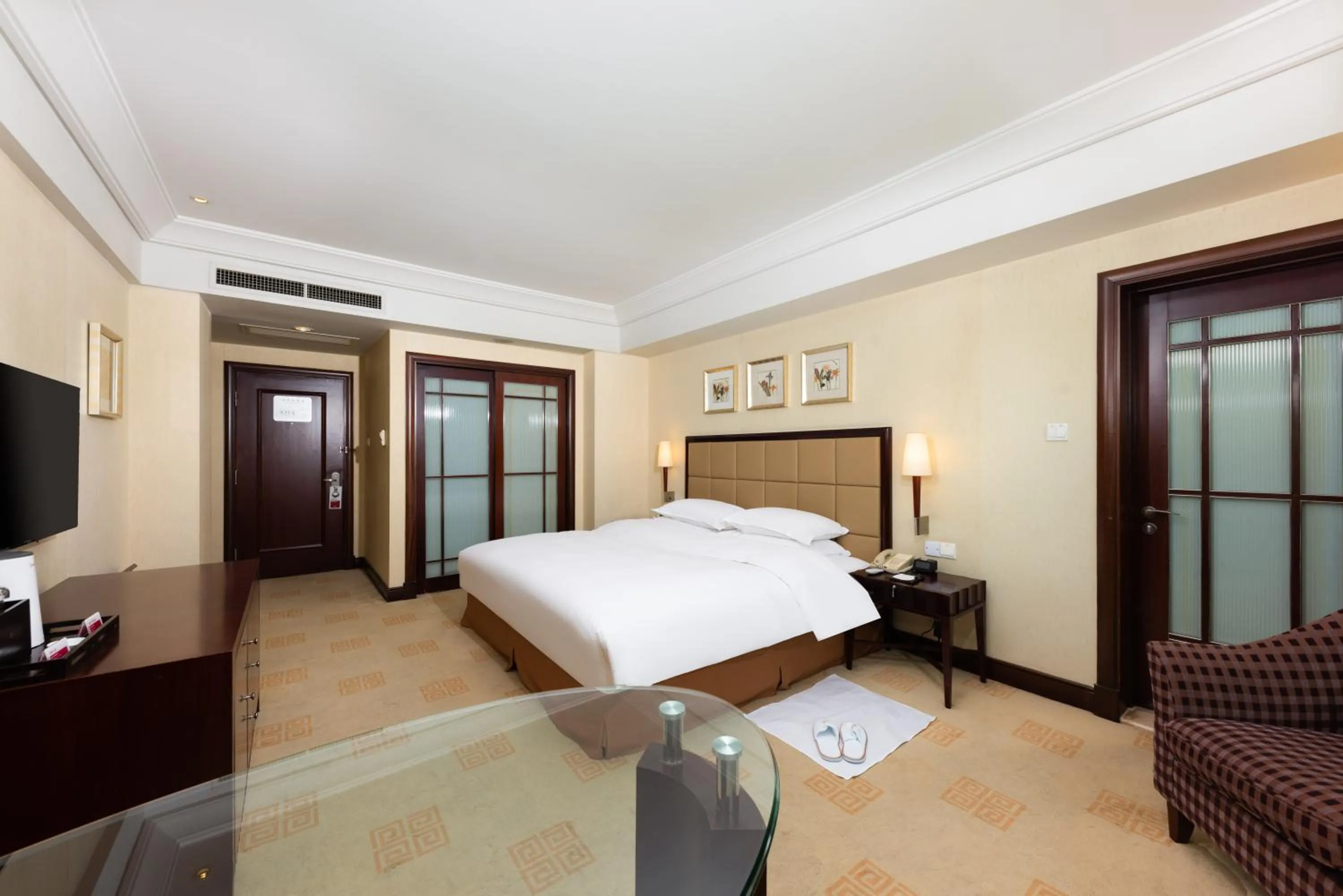 Bed in Ramada Plaza Optics Valley Hotel Wuhan (Best of Ramada Worldwide)