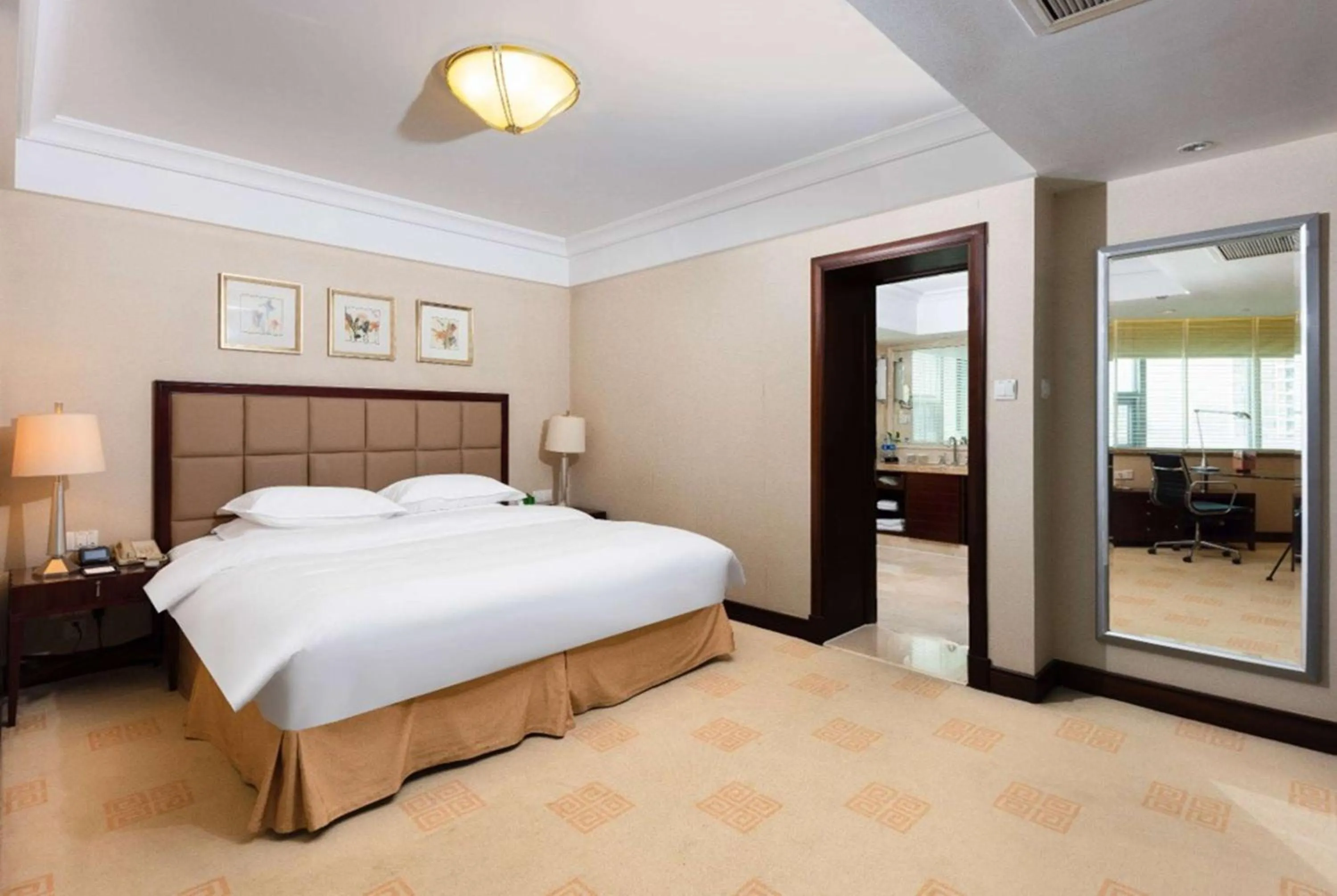 Photo of the whole room, Bed in Ramada Plaza Optics Valley Hotel Wuhan (Best of Ramada Worldwide)