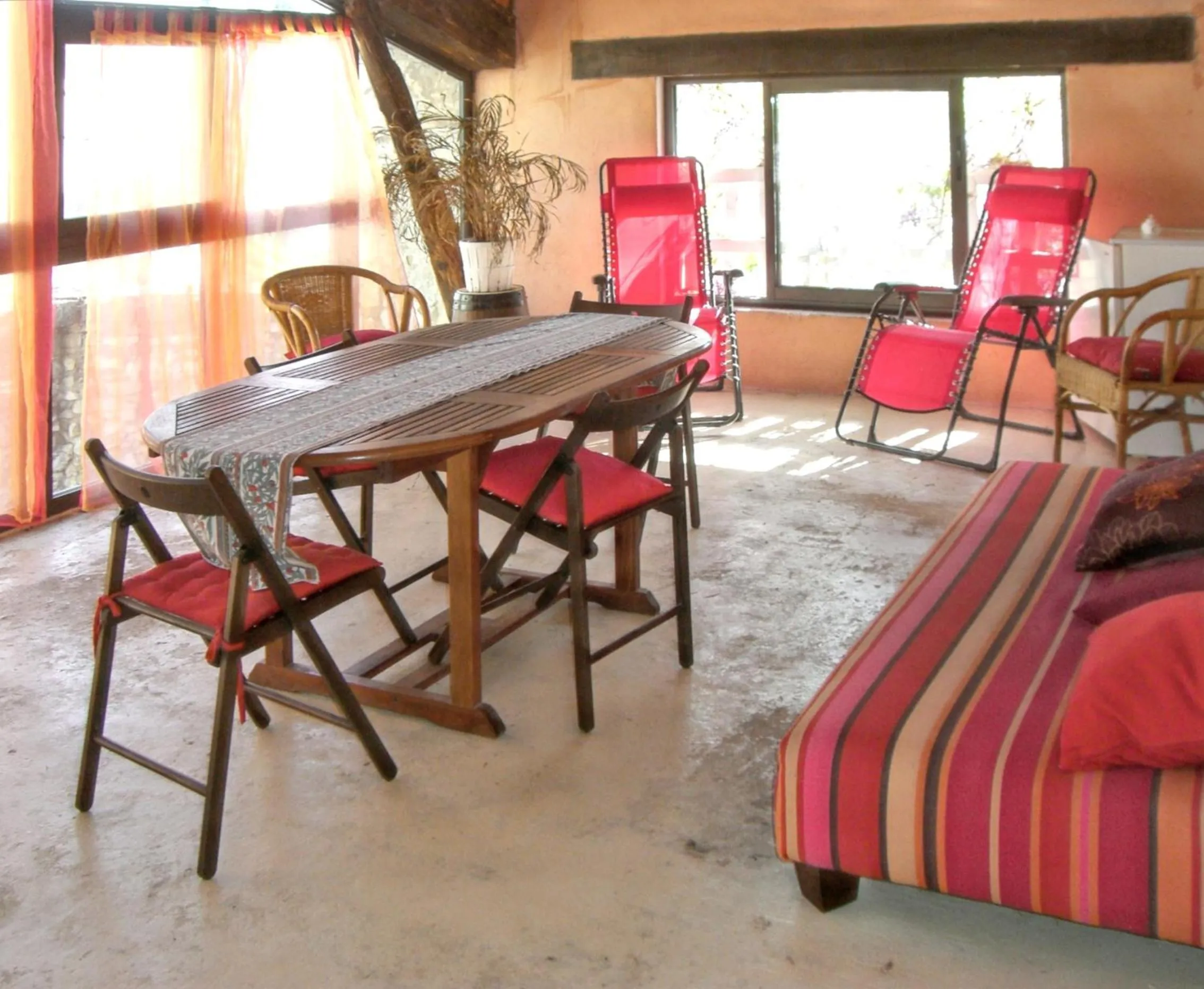 Maison charmante avec terrasse et jardin à Noves