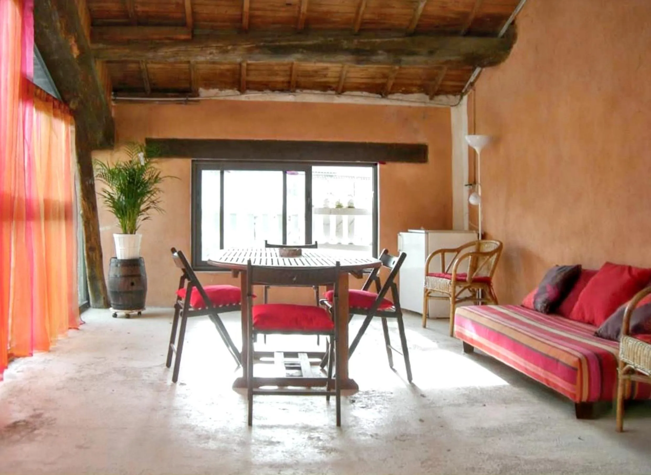 Maison charmante avec terrasse et jardin à Noves