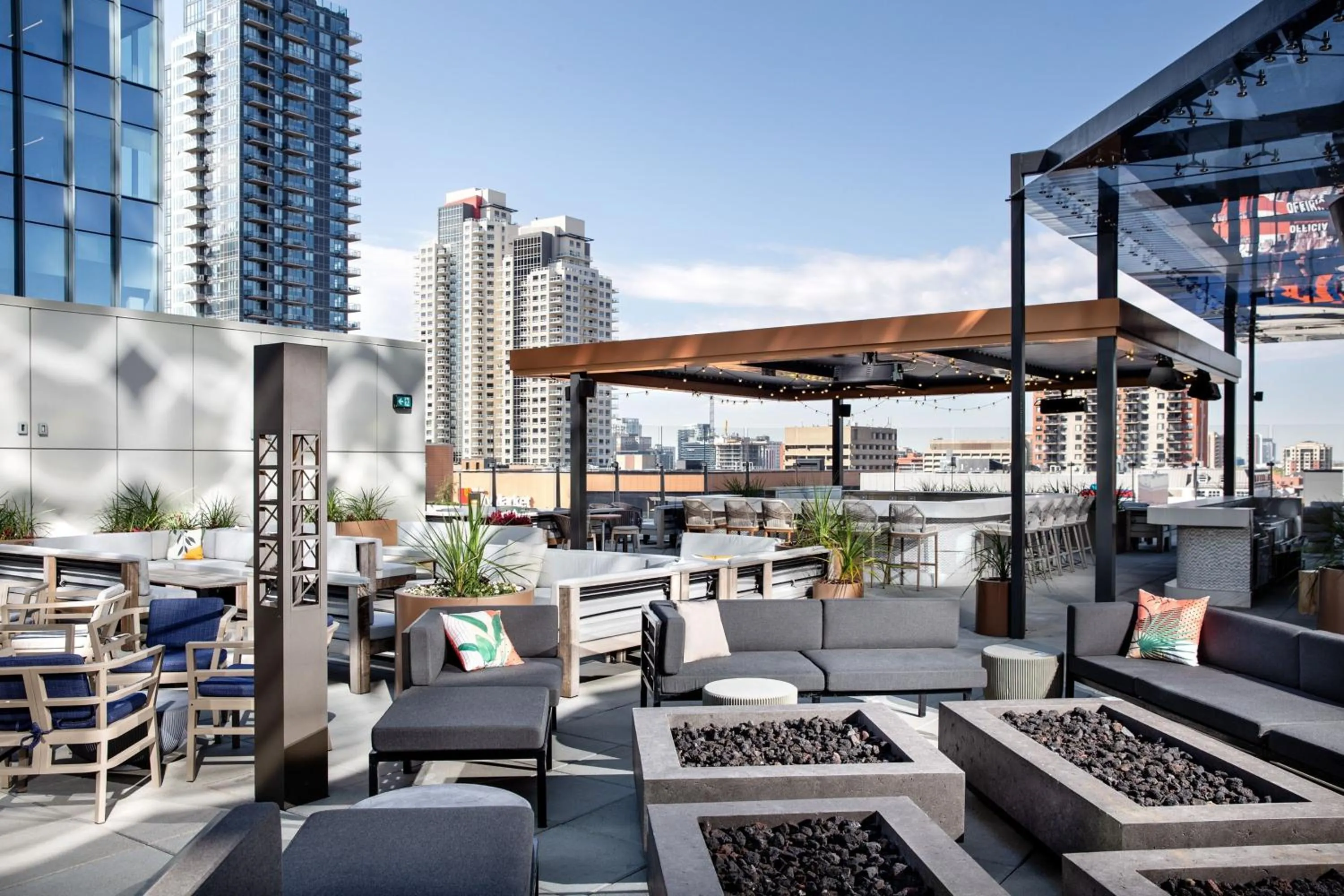 Lounge or bar in JW Marriott Edmonton ICE District