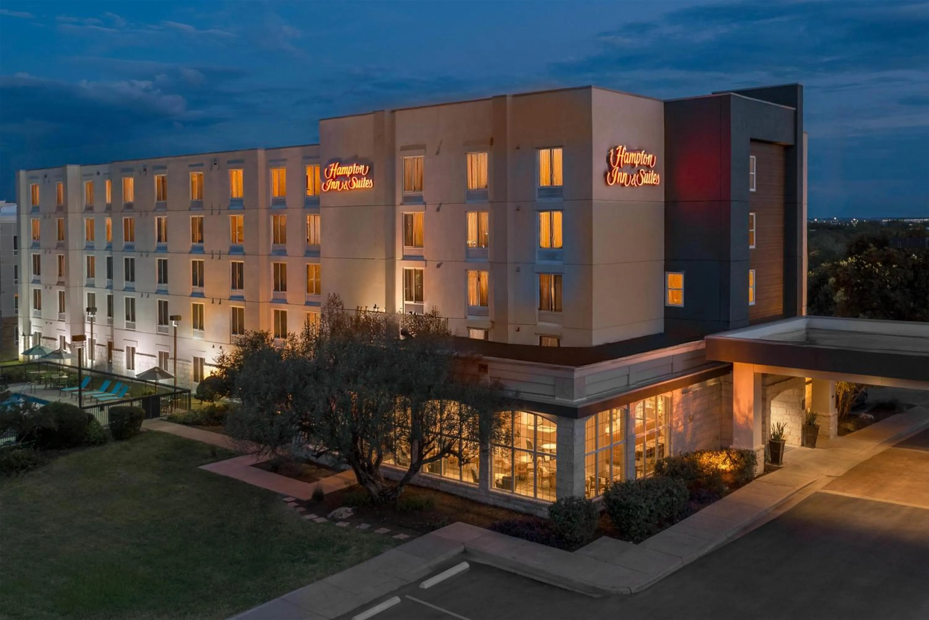 Property building in Hampton Inn & Suites-Austin Airport