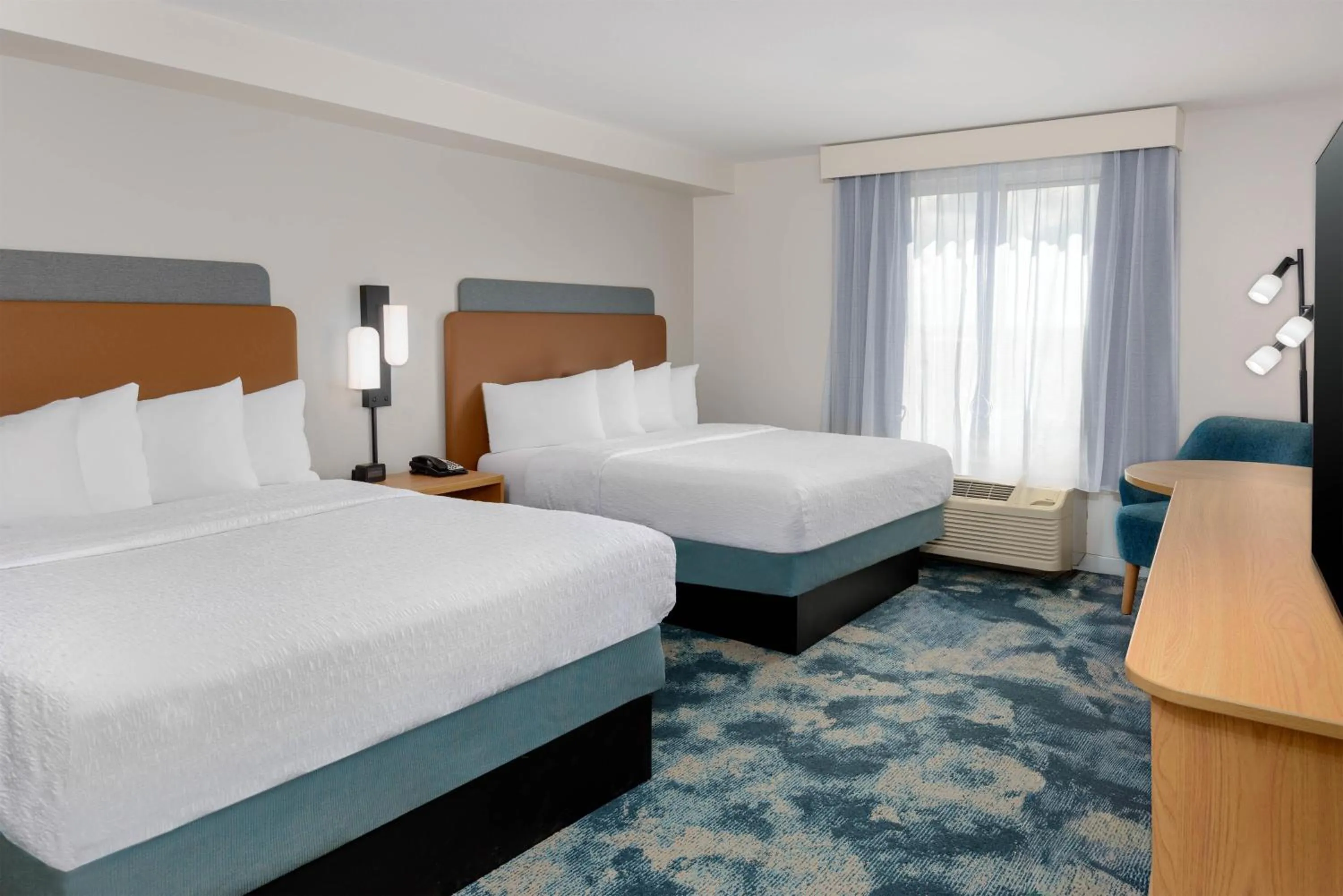 Bed in Hampton Inn & Suites-Austin Airport