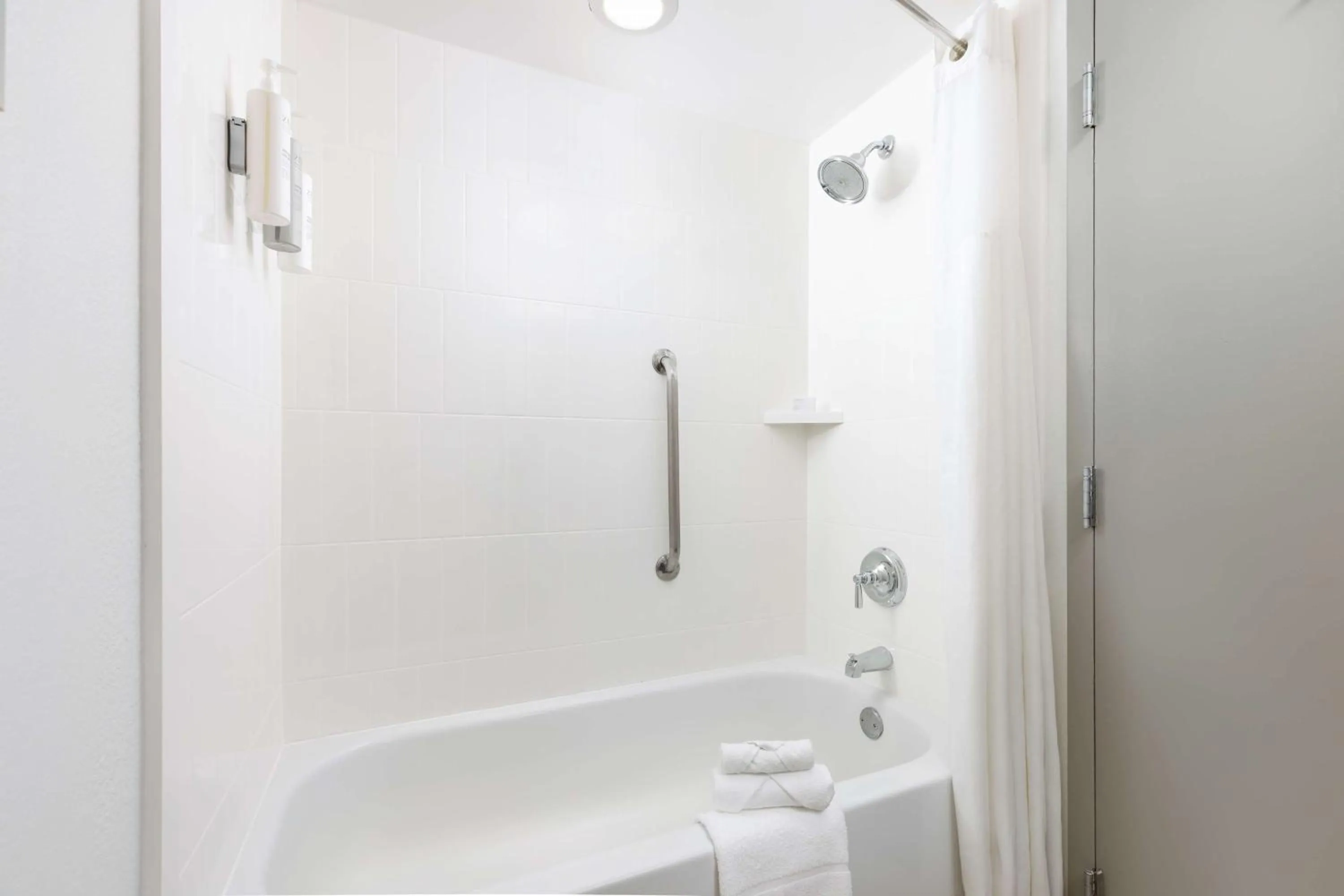 Bathroom in Hampton Inn Naples-Central