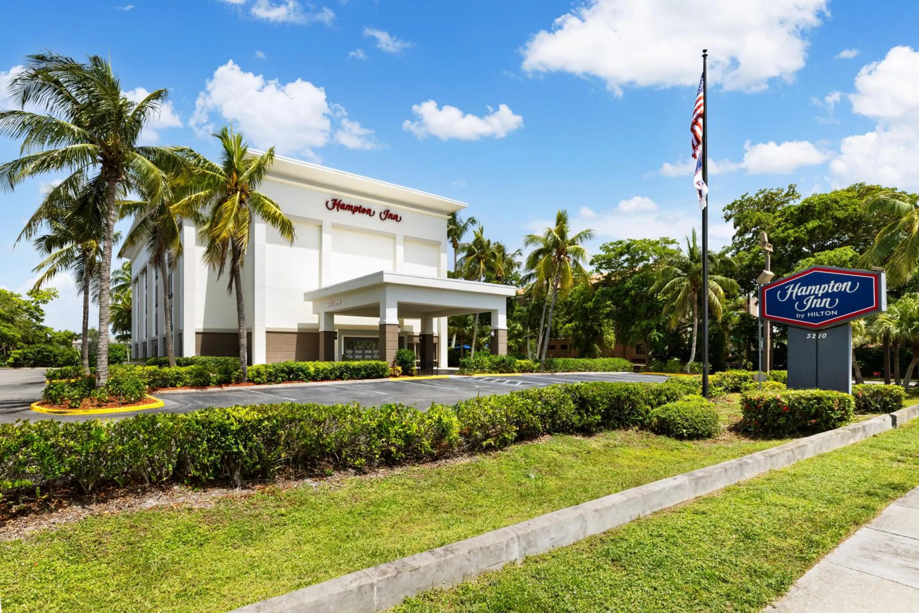 Property building in Hampton Inn Naples-Central
