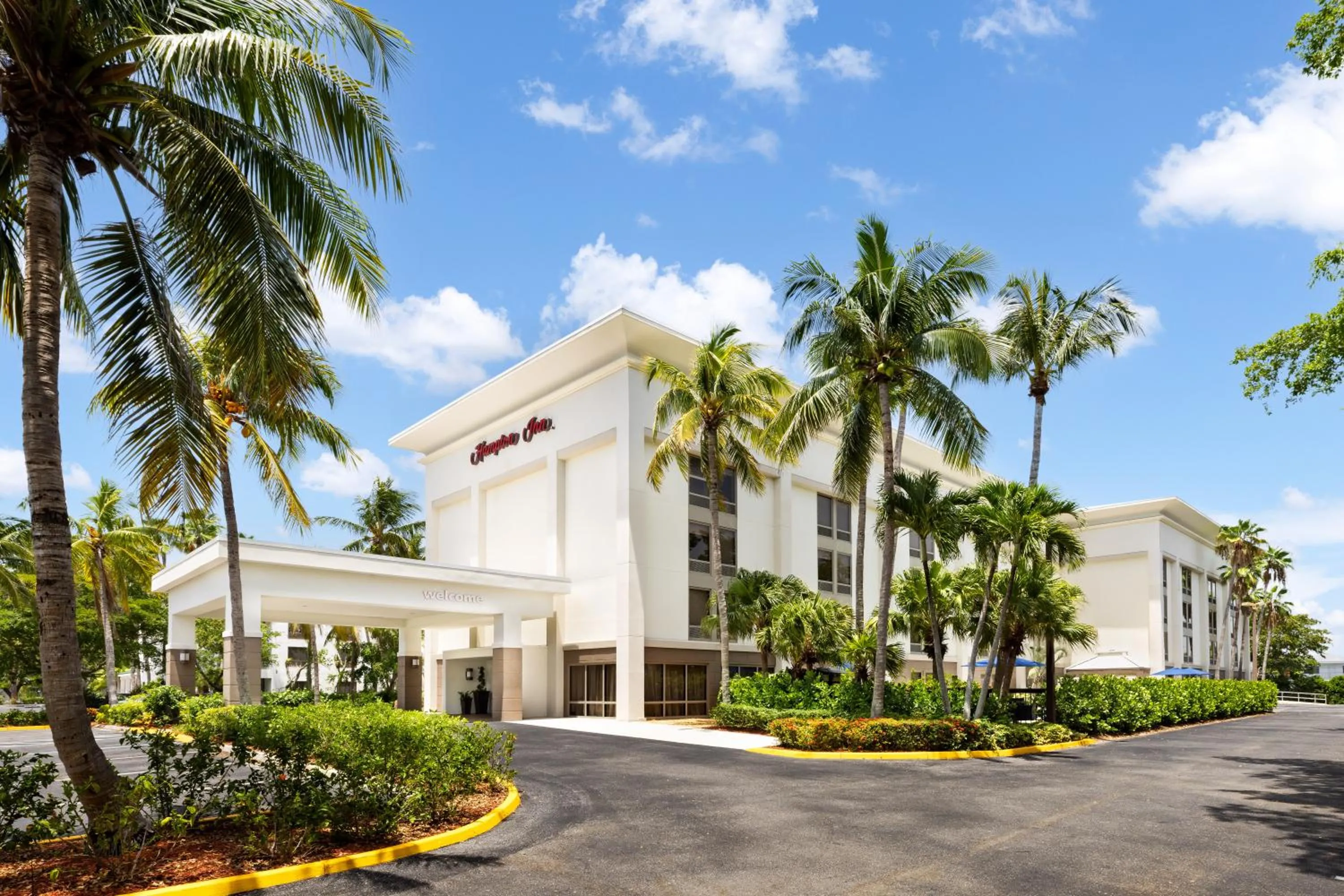 Property building in Hampton Inn Naples-Central