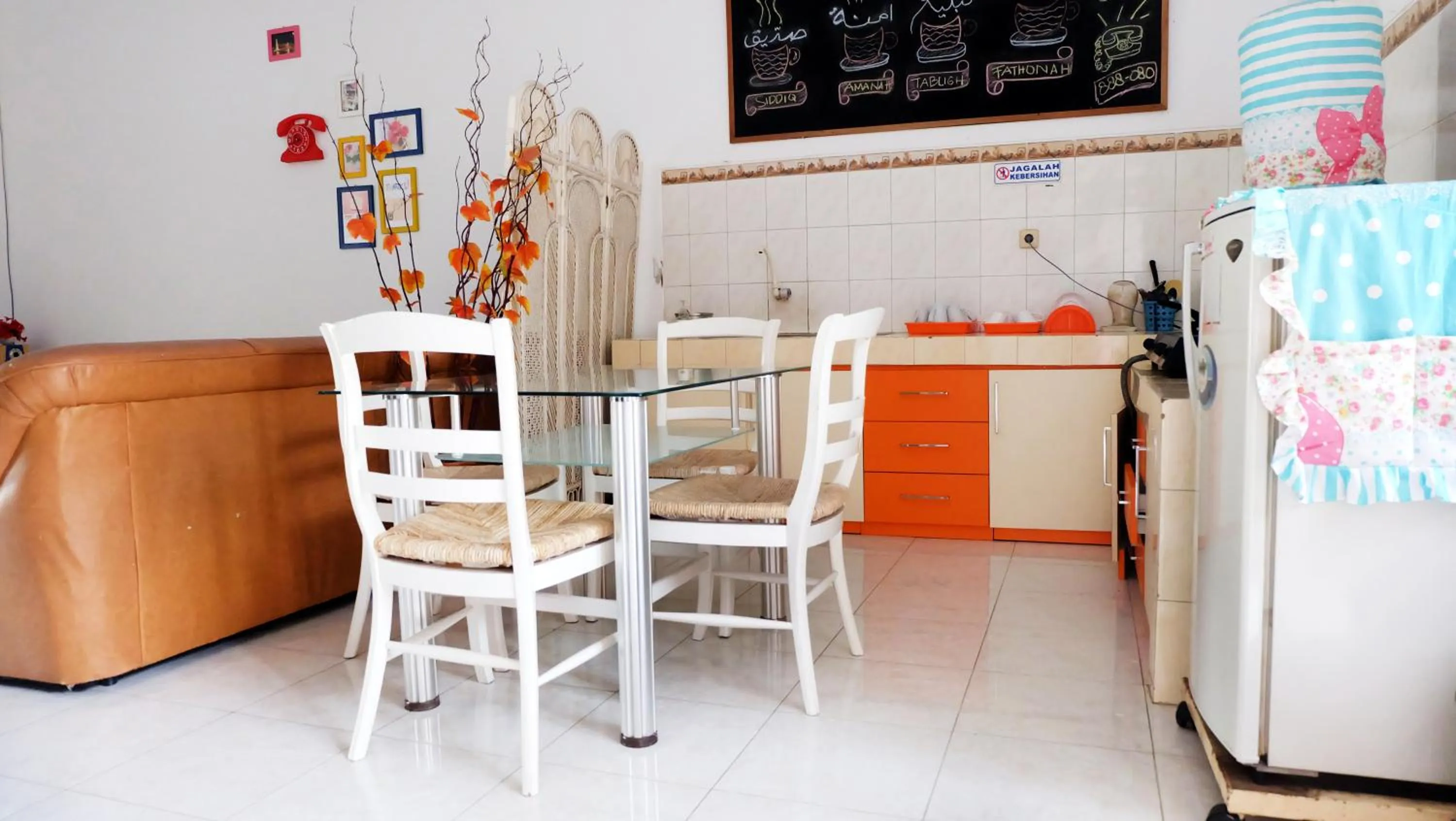 Dining area in Homestay Jogja Dekat Taman Pelangi by Simply Homy